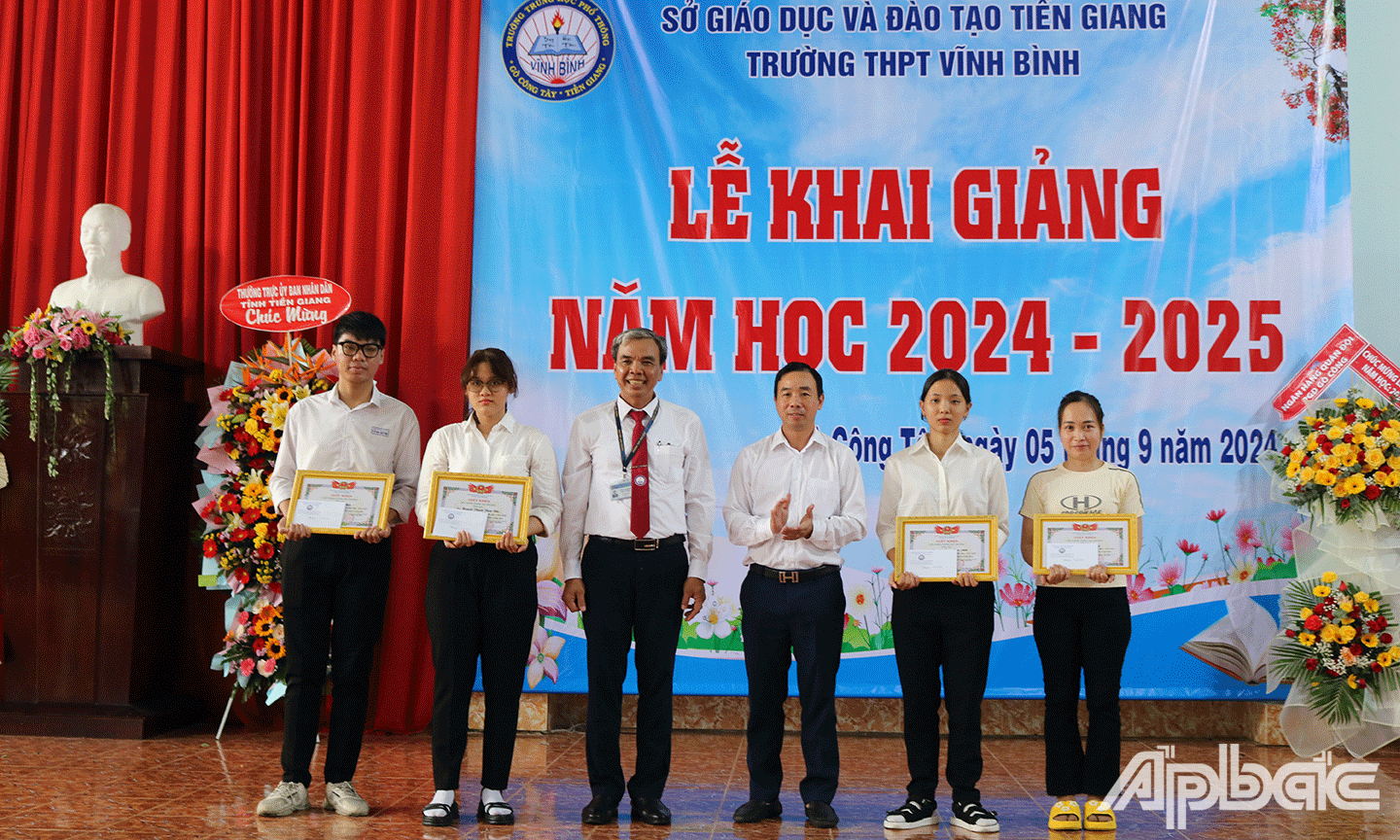 Hội khuyến học Trường THPT Vĩnh Bình trao 5 phần thưởng cho 5 học sinh có điểm cao ở các khối truyền thống: A, B, C, D, A1 của trường (2 triệu đồng/phần thưởng).