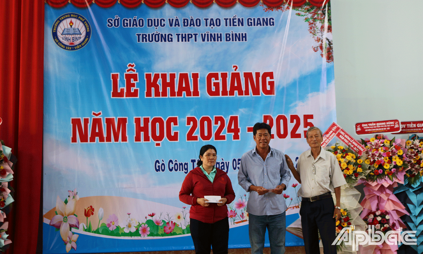 Thầy Huỳnh Kim Quang Cựu giáo viên nhà trường trao 2 suất học bổng (3 triệu đồng/suất) cho học sinh có hoàn cảnh đặc biệt khó khăn, phấn đấu học tập và đậu đại học