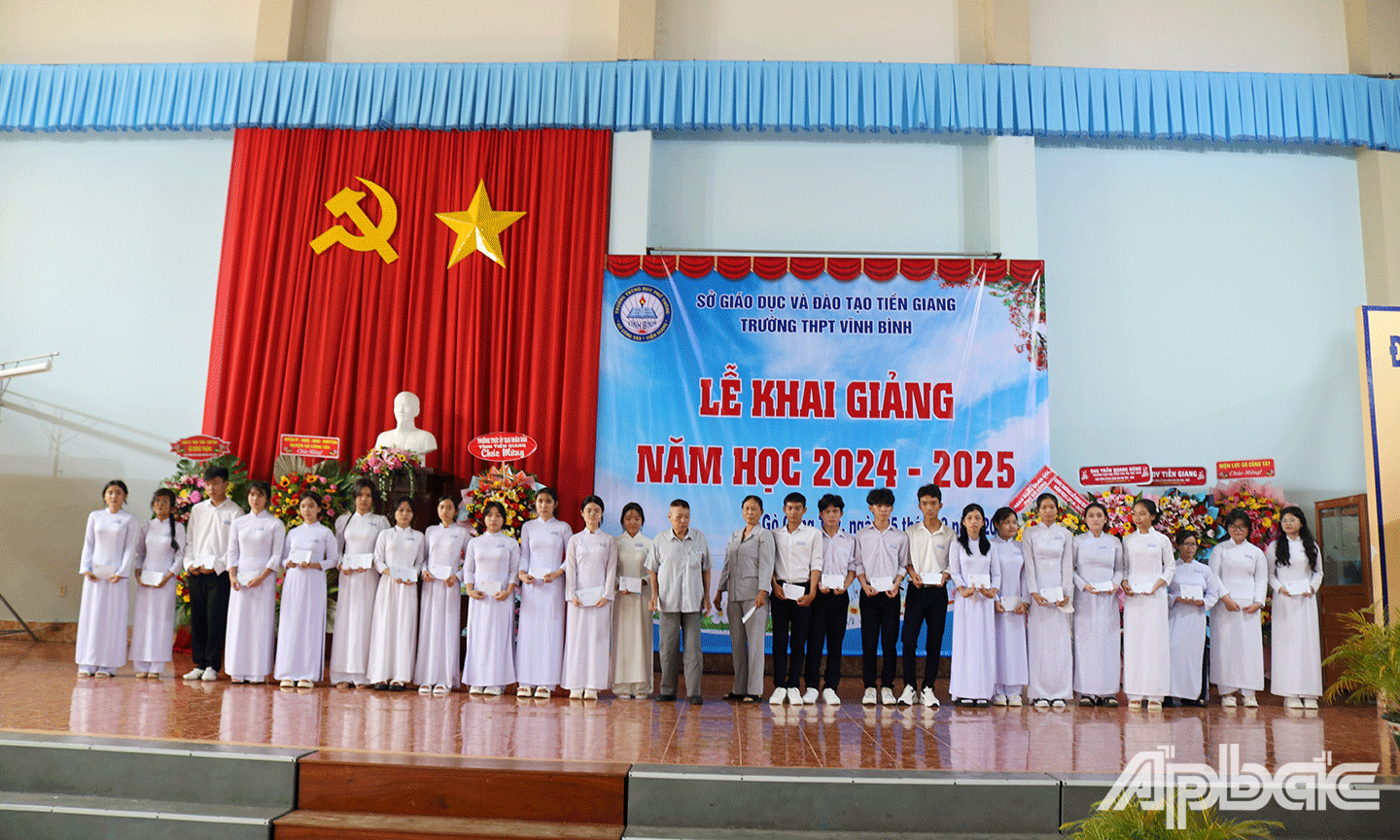 Mạnh thường quân trao tặng 100 suất học bổng cho các em học sinh (500 ngàn đồng/suất);