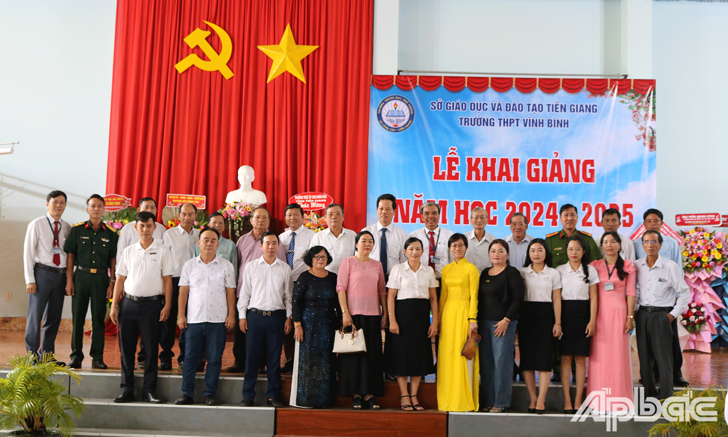 Đại biểu cùng thầy cô giáo