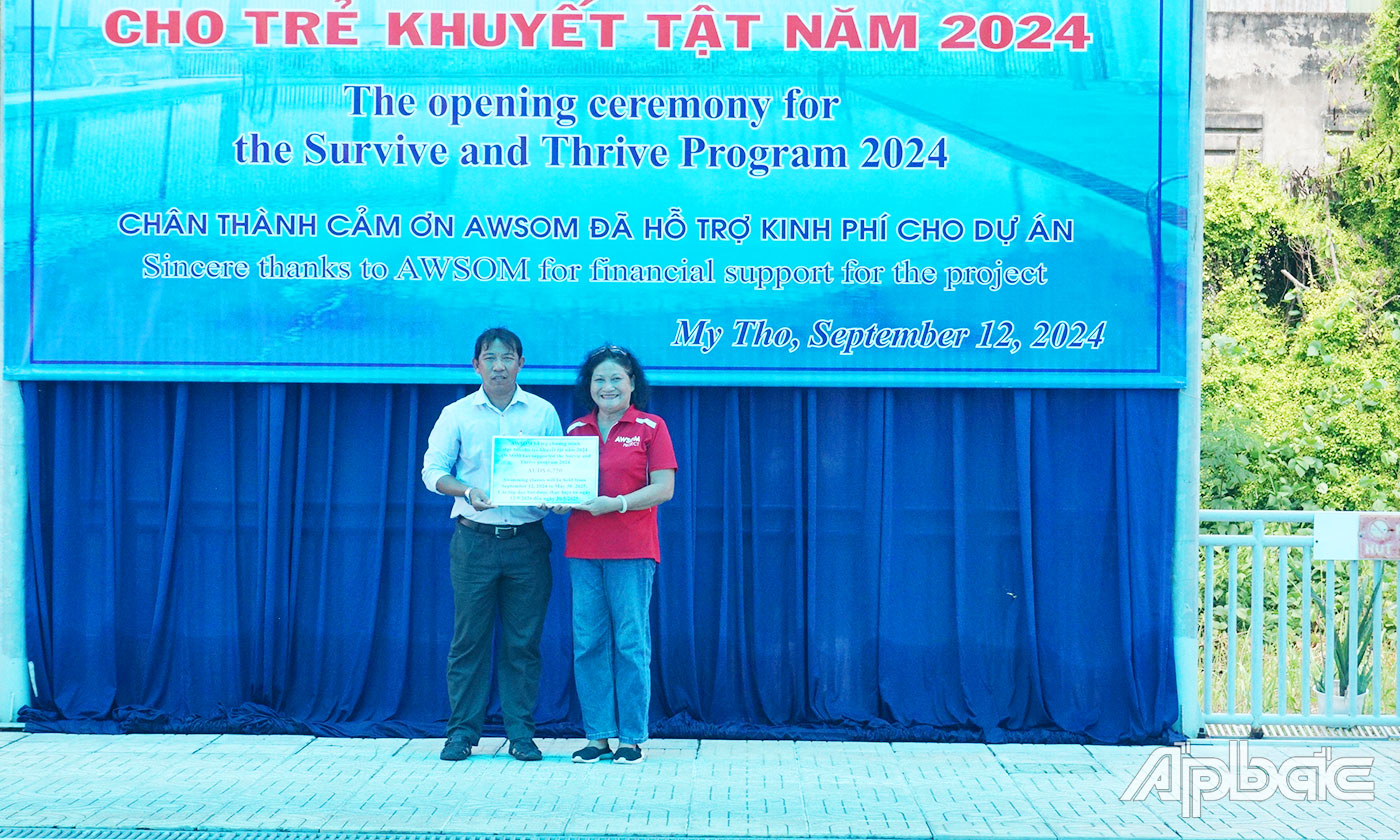 Đại diện Giám đốc Điều hành tổ chức AWSOM tại Việt Nam trao bảng tượng trưng tài trợ dự án.