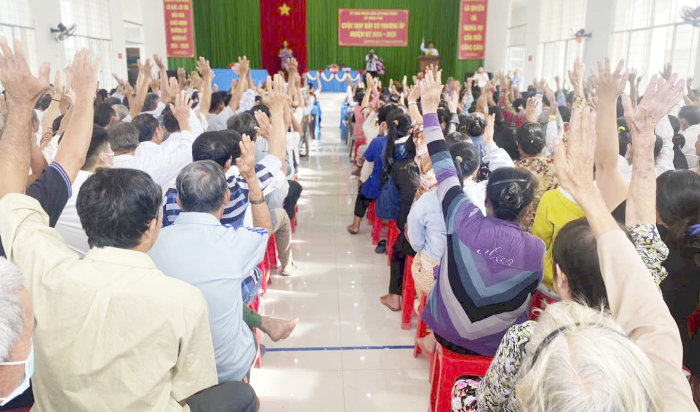 100% đại diện hộ dân tham dự hội nghị thống nhất bầu chọn ứng cử viên do ban tổ chức đề cử làm trưởng ấp Bình Phú, xã Bình Ninh, huyện Chợ Gạo