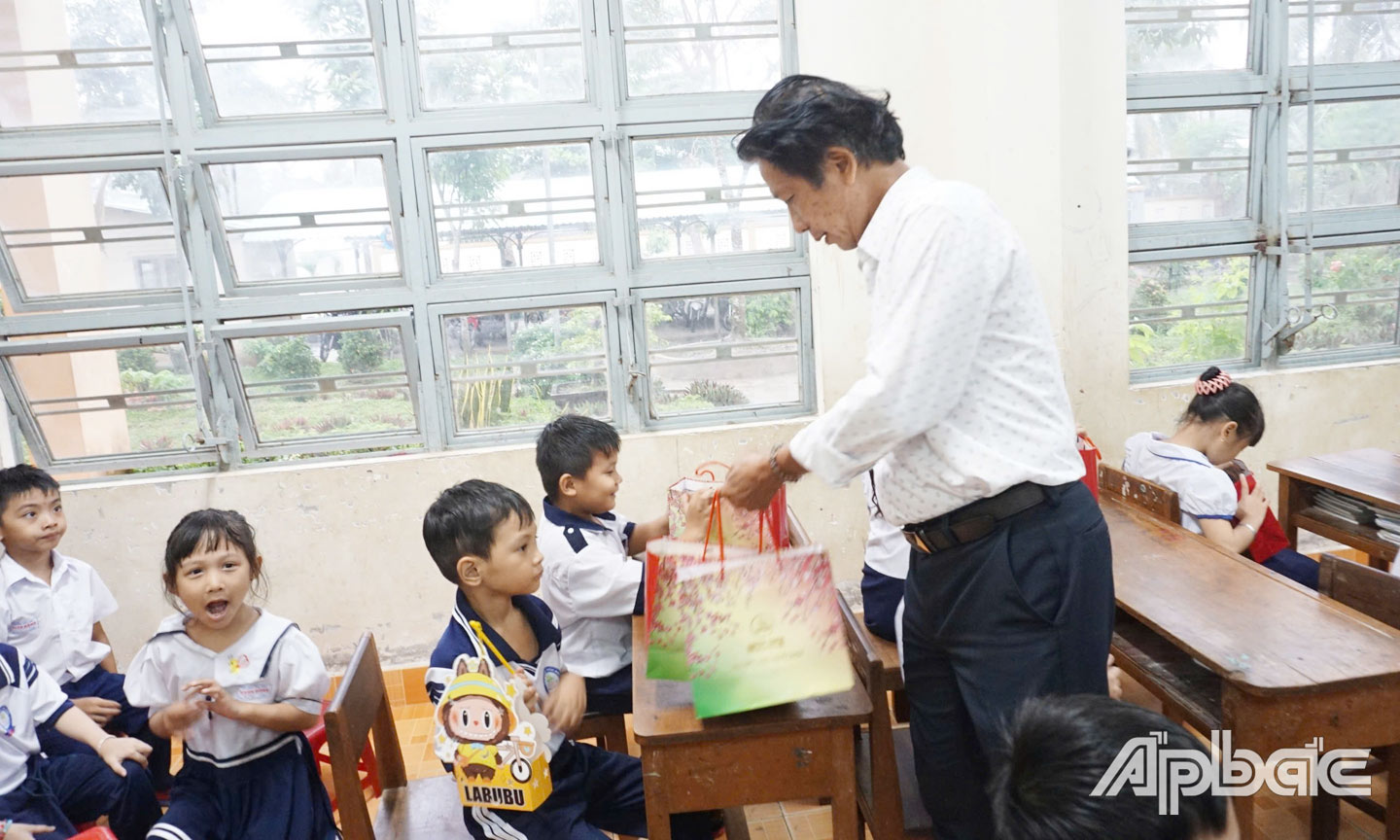 Ban Biên tập báo trao quà trung thu cho các em học sinh tại Trường Tiểu học Xuân Đông, huyện Chợ Gạo.