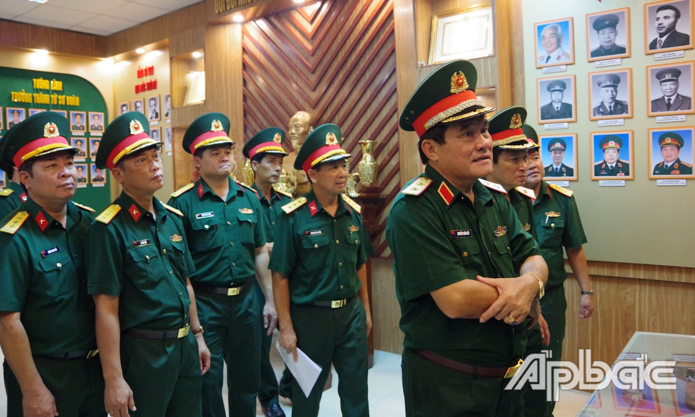 Trung tướng Nguyễn Xuân Dắt, Tư lệnh Quân khu 9 tham quan Nhà Truyền thống Sư đoàn 8.