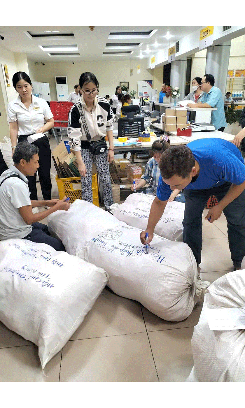 Hội Chữ Thập đỏ tỉnh Tiền Giang tập kết hàng hoá chuyển về Hội Chữ Thập đỏ Trung ương.