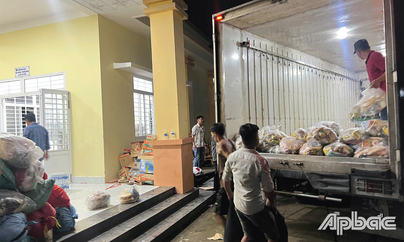 Nhóm Tâm bất động sản Tiền Giang, Tân Phú Đông không thể đứng yên đã kết nối các đơn vị, nhà hảo tâm, nhân dân trong và ngoài đóng góp trên 1.500 phần quà kịp thời chuyển đến đồng bào miền Bắc và sáng ngày 19-9.