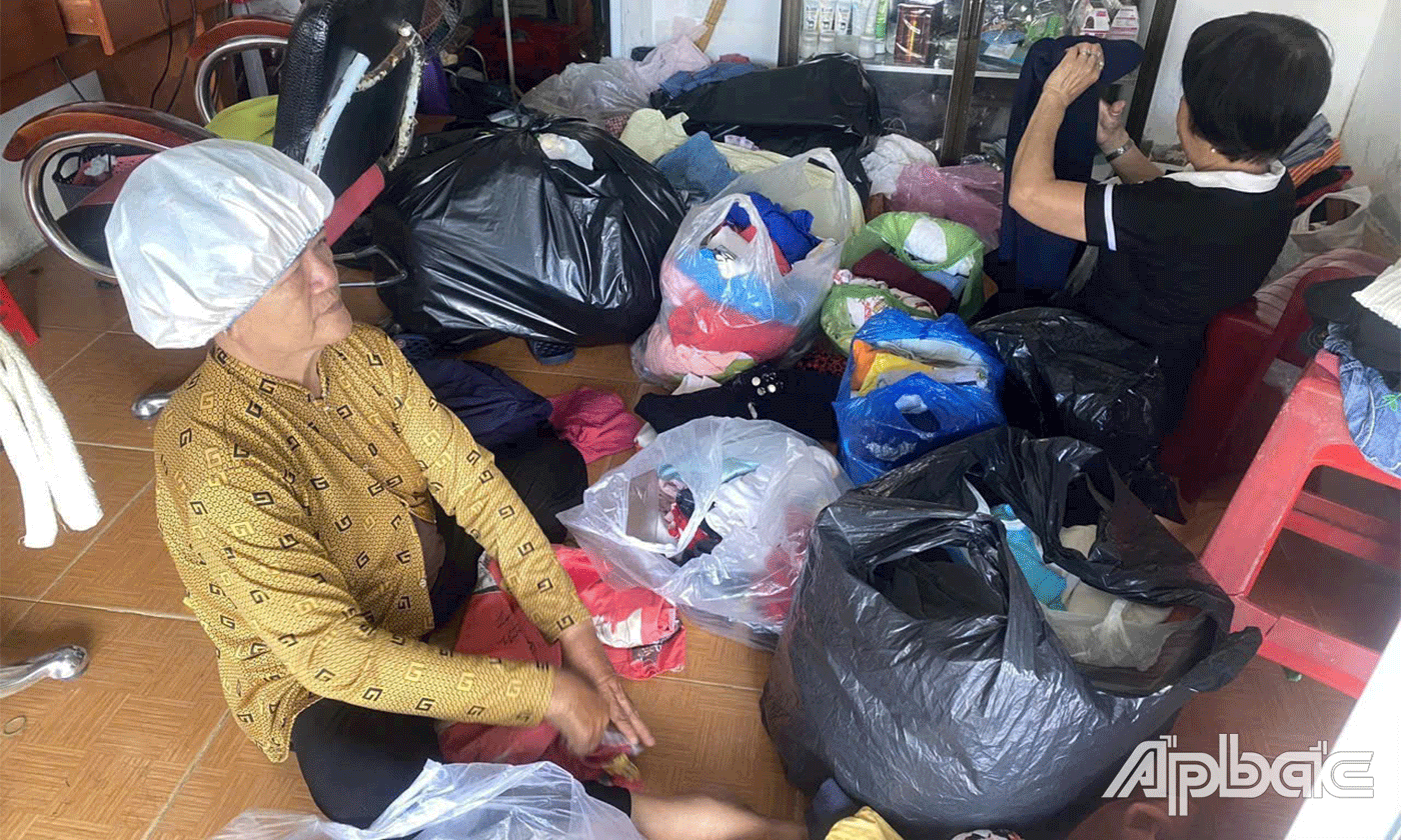 Người dân soạn những quần áo đã qua sử dụng còn mới gửi đồng bào miền Bắc.