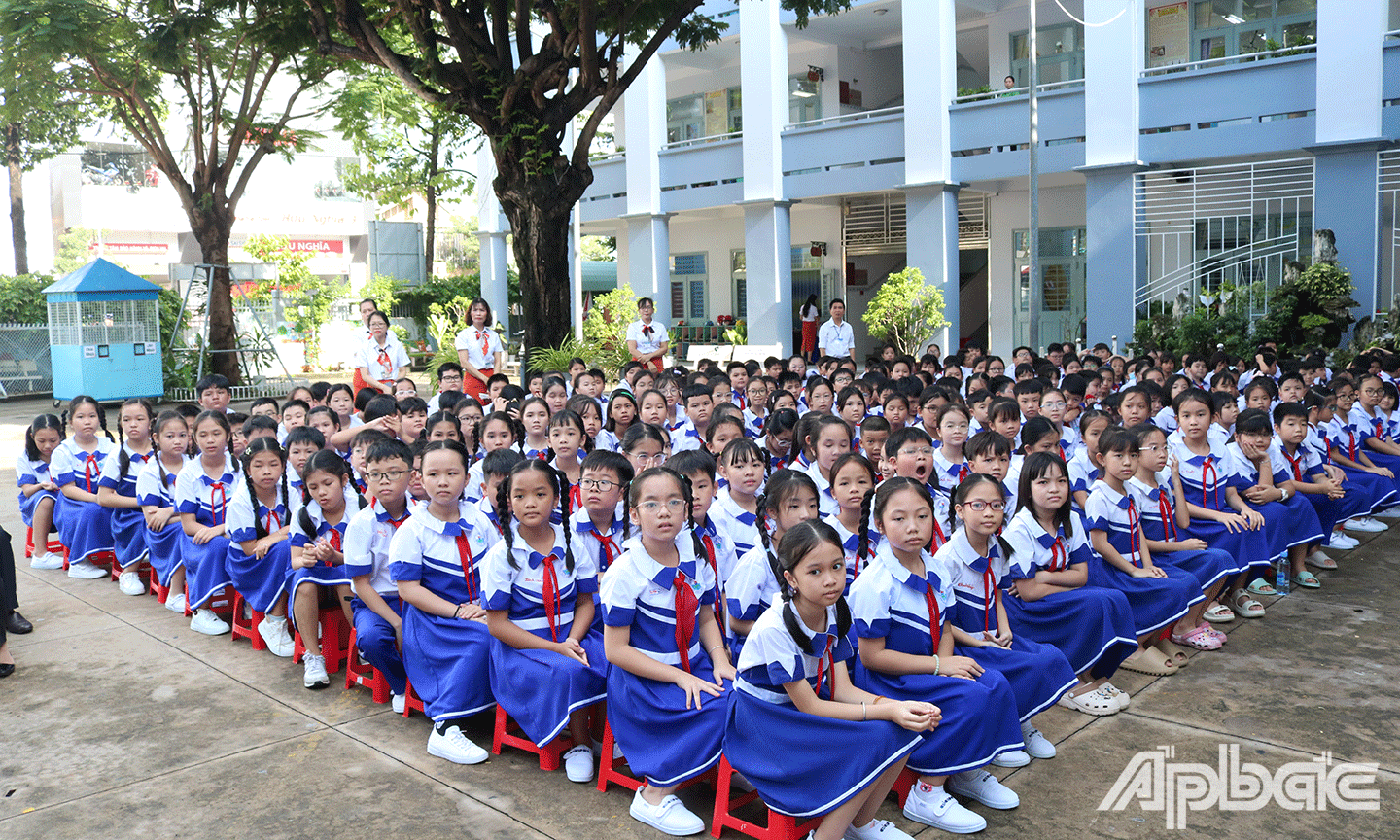 Các em học sinh trường tiểu học Thủ Khoa Huân tham dự Lễ phát động