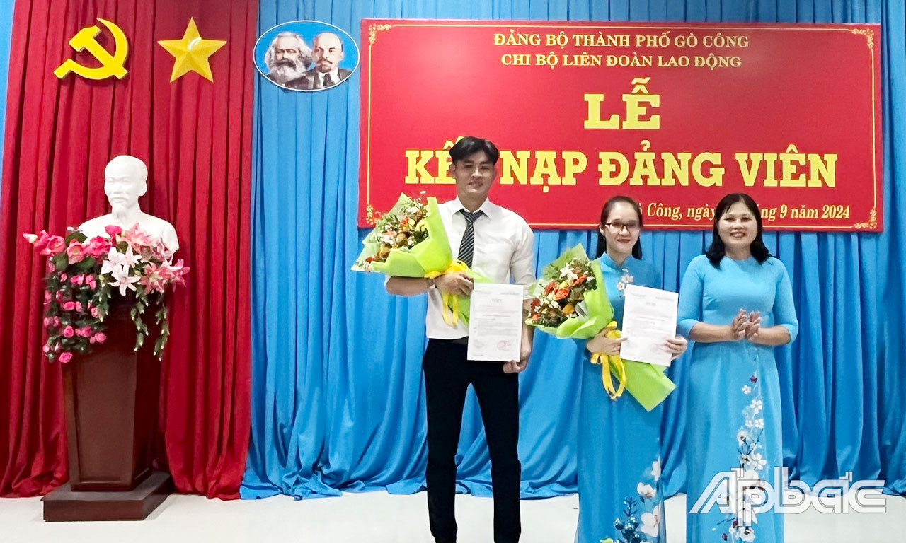 Bí thư Chi bộ LĐLĐ TP. Gò Công Trần Tuyết Nhung trao quyết định kết nạp Đảng và chúc mừng đảng viên mới.