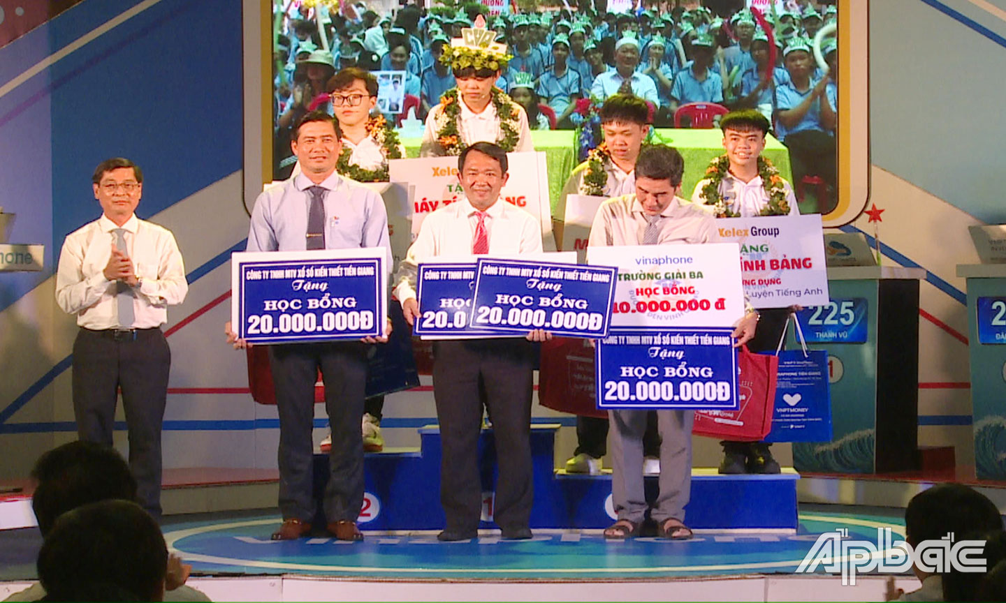 Ông Trần Văn An trao học bổng trong chương trình Đường đến vinh quang.                                                          Ảnh: XUÂN LÃM