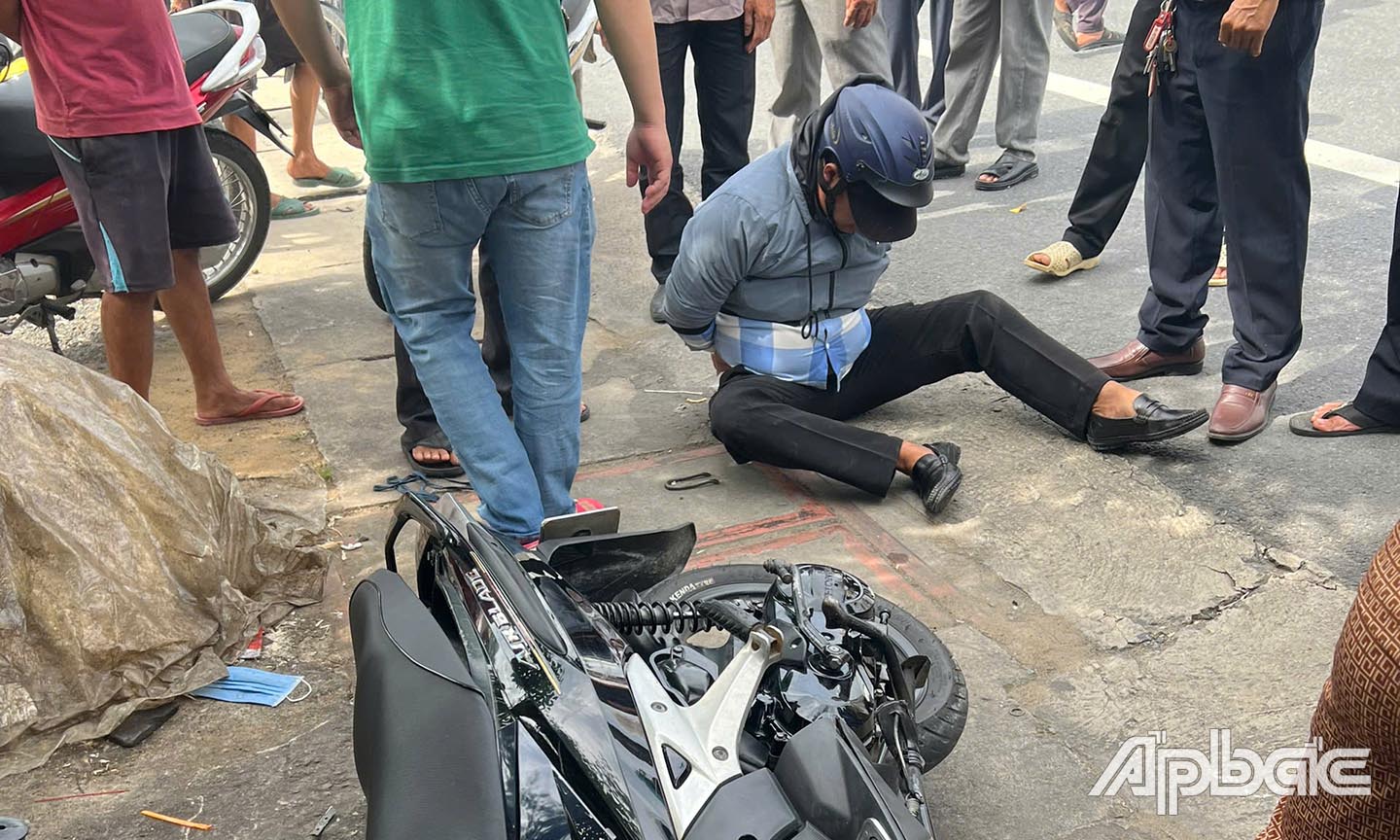 Đối tượng bị người dân vây bắt.