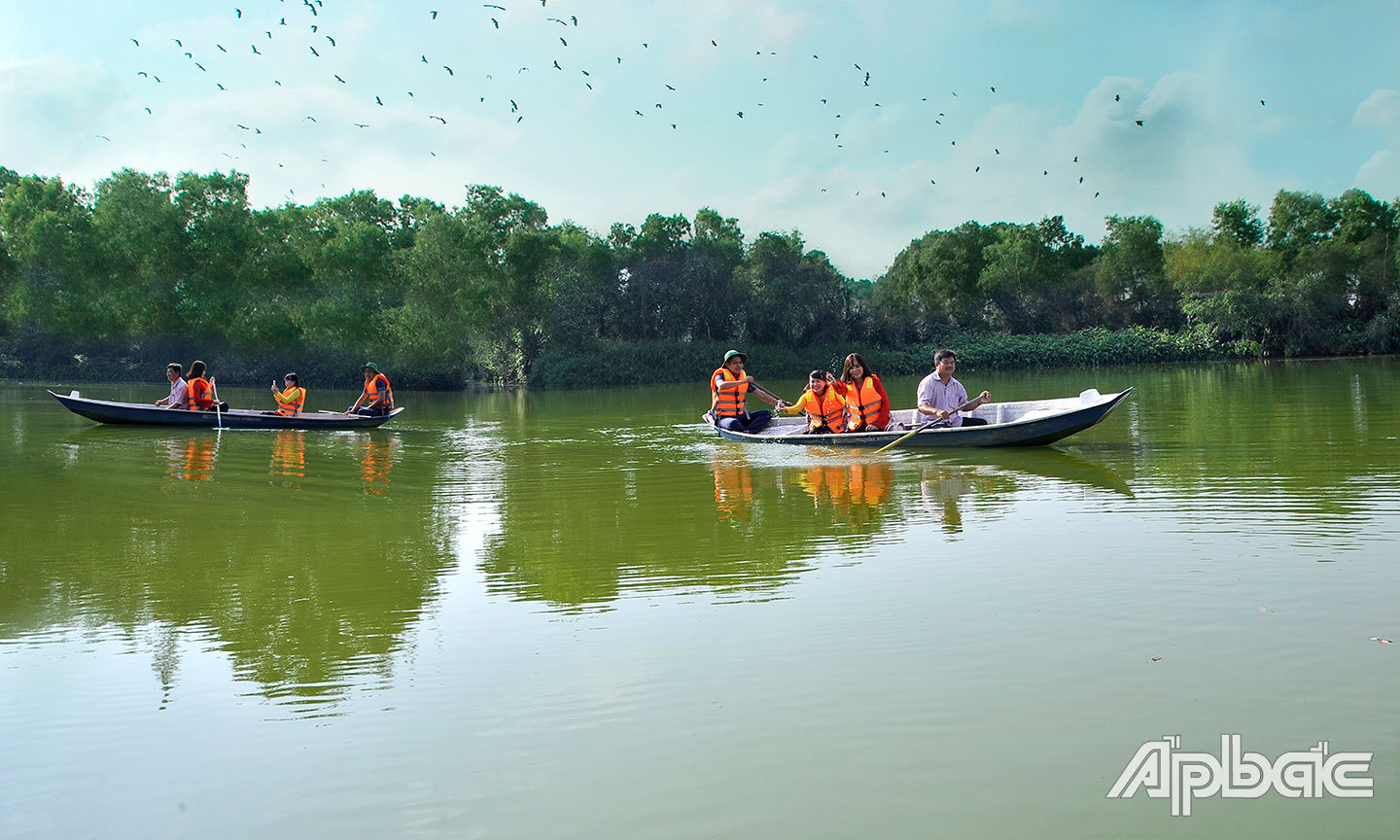 Du khách tham quan Khu Bảo tồn sinh thái Đồng Tháp Mười.                                                                                        Ảnh: Lập Đức
