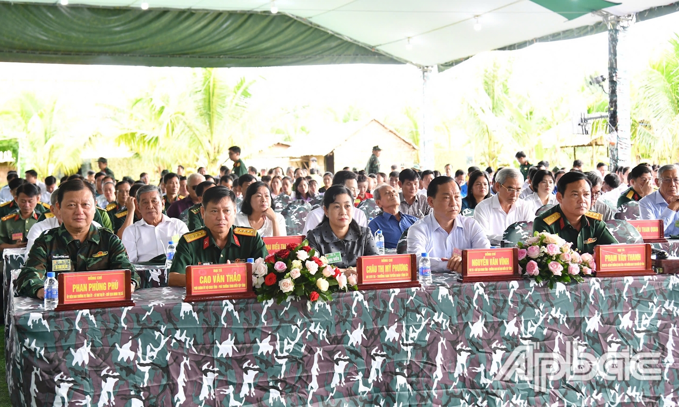 Đại biểu tham quan Diễn tập khu vực phòng thủ TX. Cai Lậy.