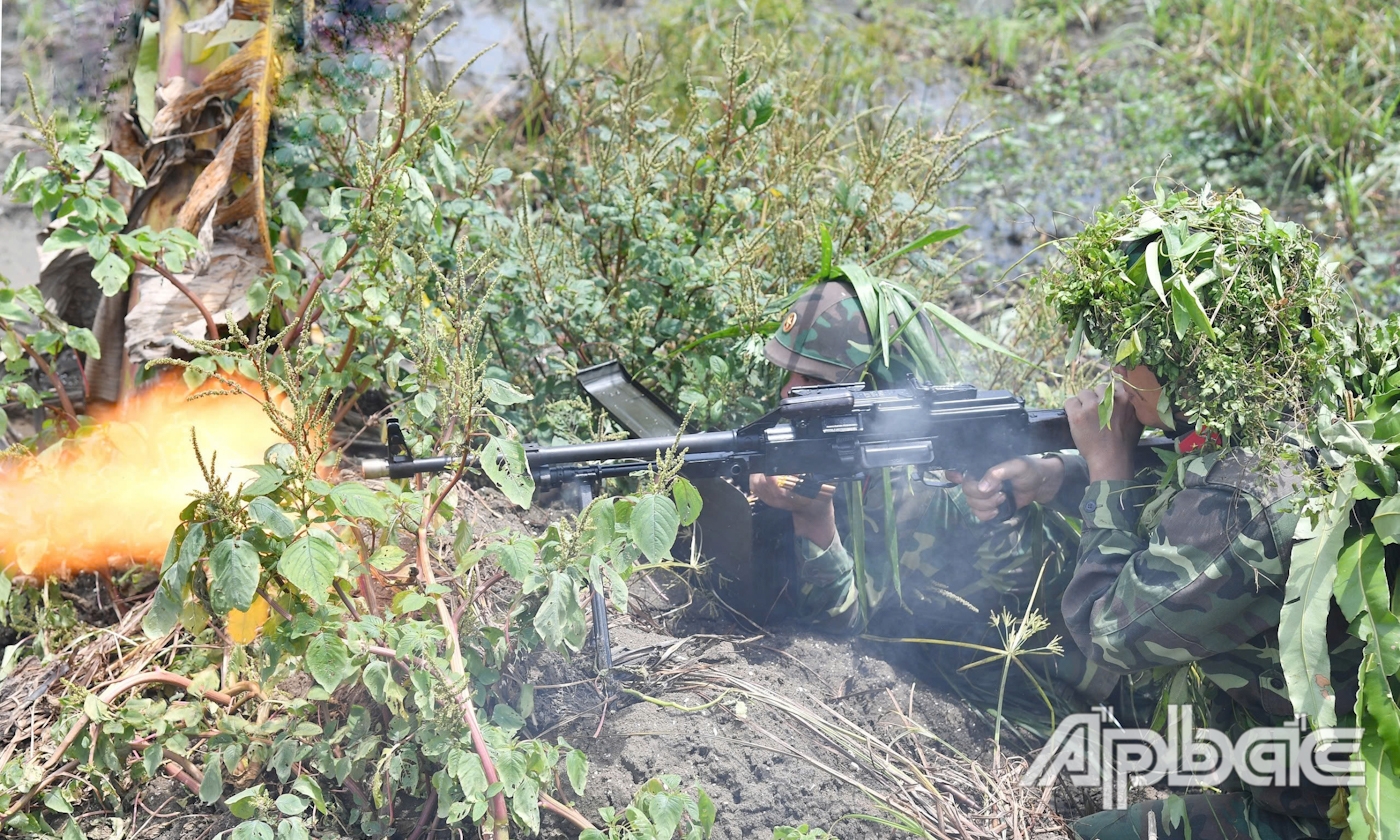 Thực binh tình huống đánh địch đổ bộ đường không.