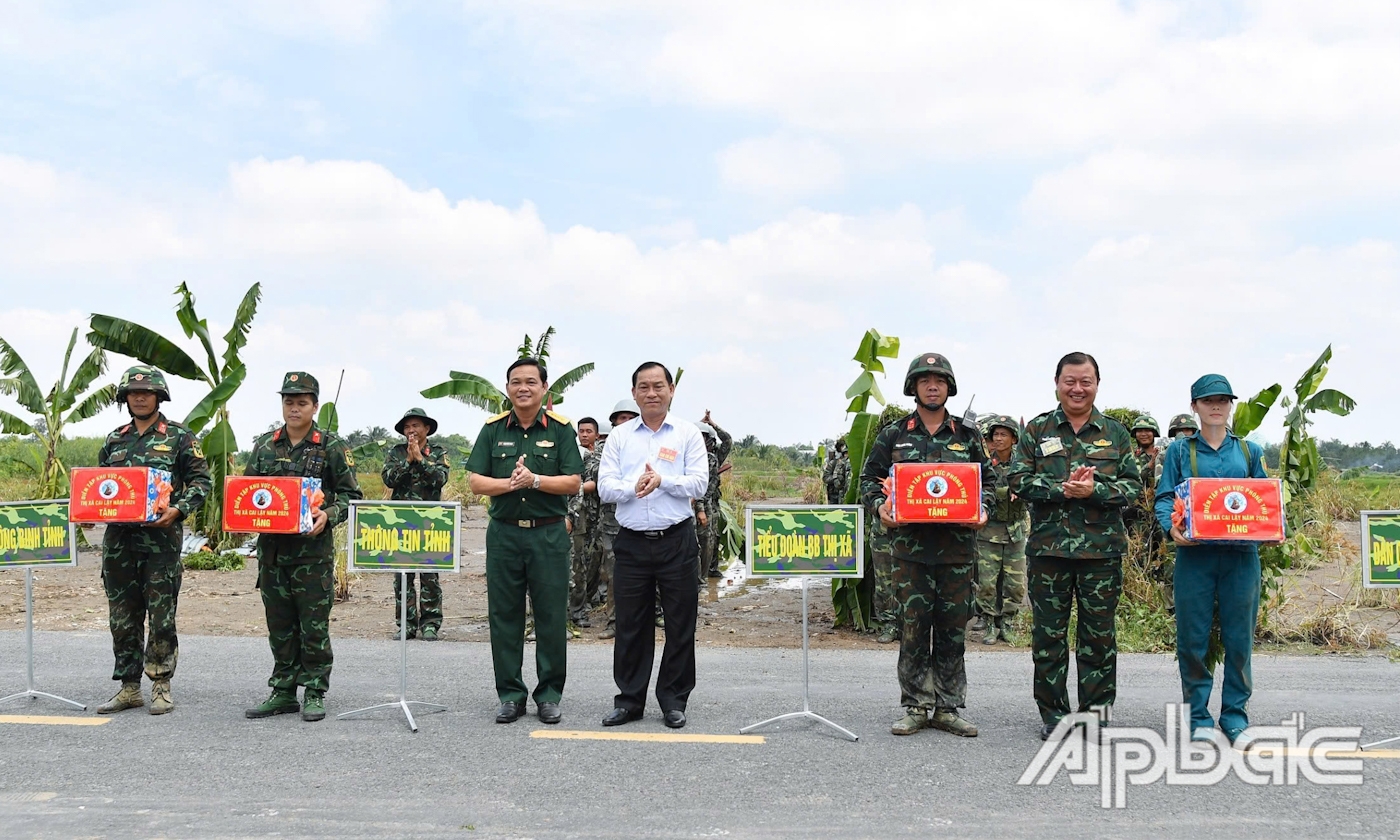  Lãnh đạo tỉnh Tiền Giang và lãnh đạo Thị ủy Cai Lậy tặng quà động viên lực lượng Quân sự hoàn thành nhiệm vụ thực binh.