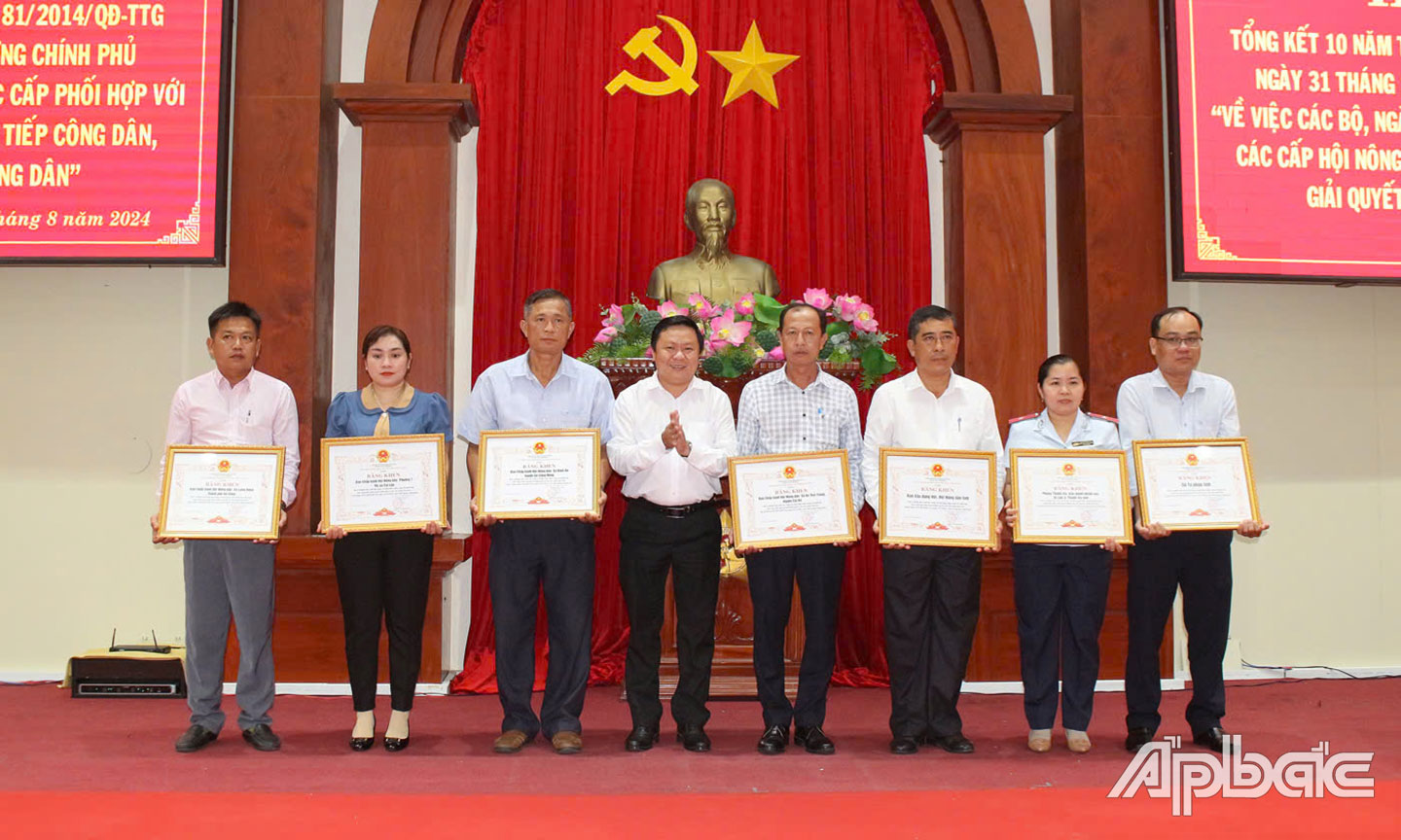 Hội Nông dân tỉnh Tiền Giang trao tặng Bằng khen cho các tập thể đã có thành tích xuất sắc trong 10 năm thực hiện công tác phối hợp tiếp công dân, giải quyết khiếu nại, tố cáo của nông dân theo Quyết định 81/2014 của Thủ tướng Chính phủ.