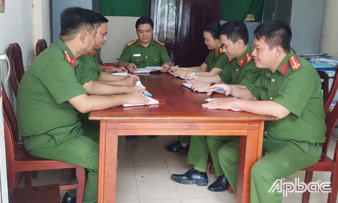 Chi bộ Công an xã Phú Mỹ, huyện Tân Phước sinh hoạt định kỳ.                                 Ảnh: Thanh Phước