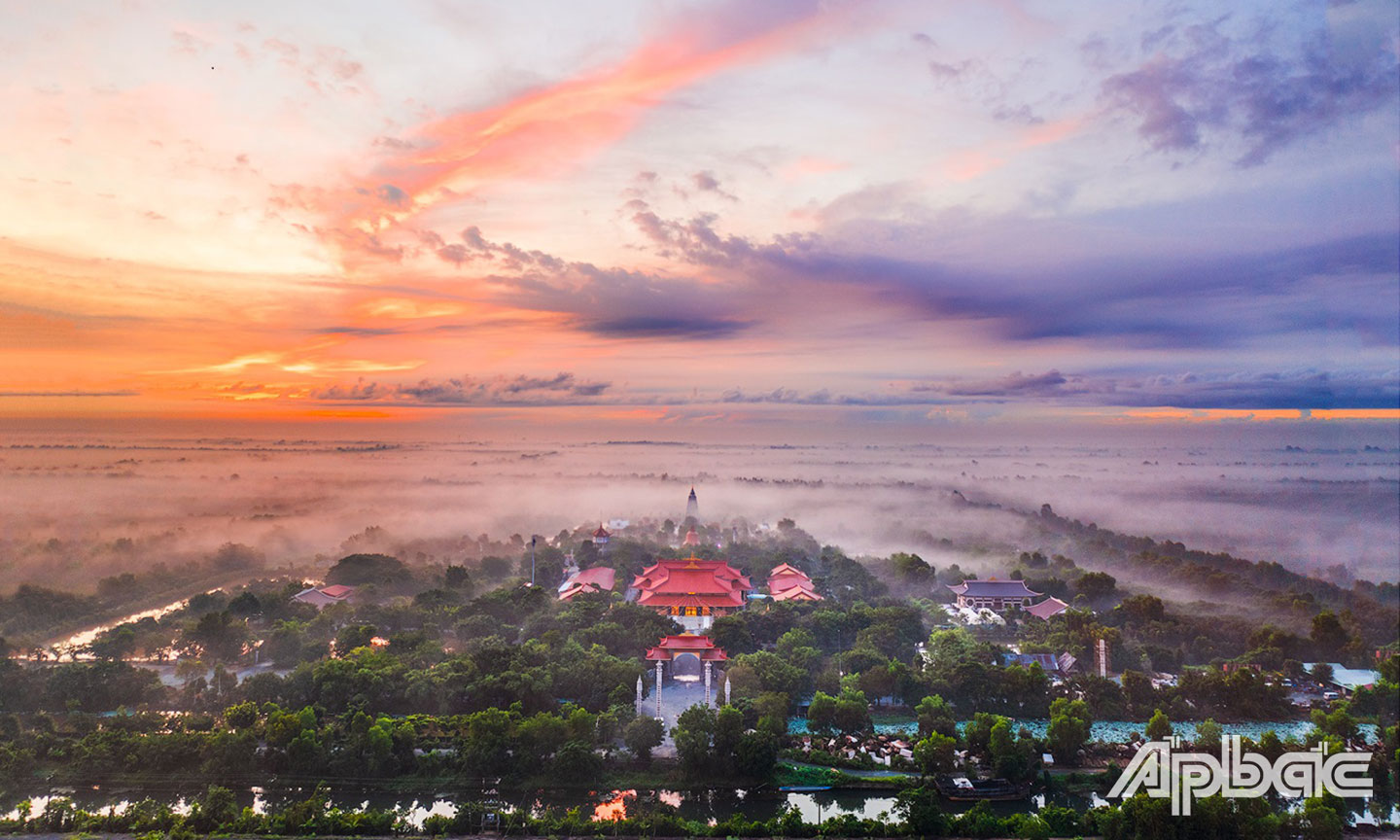 Sương sớm tại Thiền viện Trúc Lâm Chánh Giác tọa lạc tại xã Thạnh Tân.  Ảnh: Phan Trọng Nhân