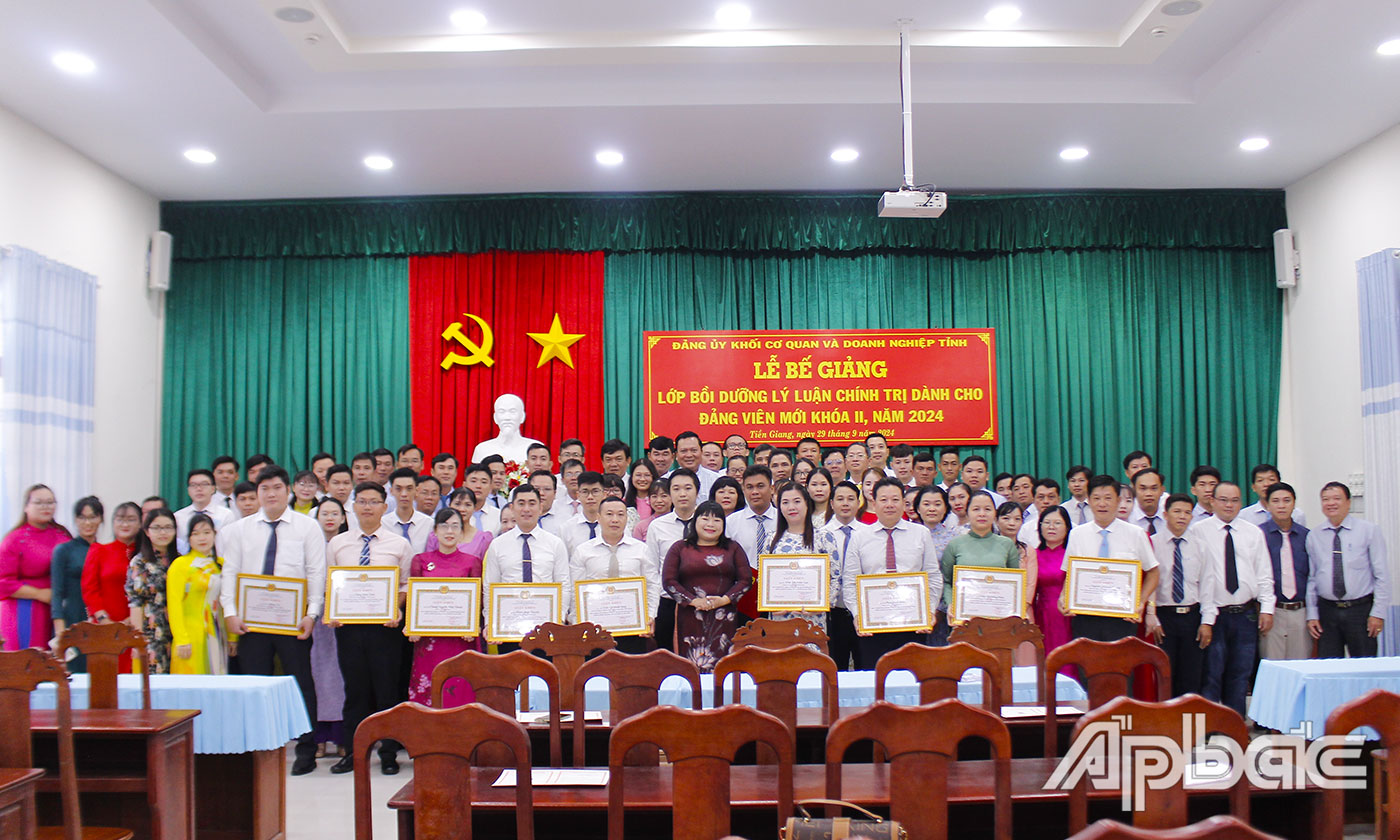 các học viên chụp hình lưu niệm