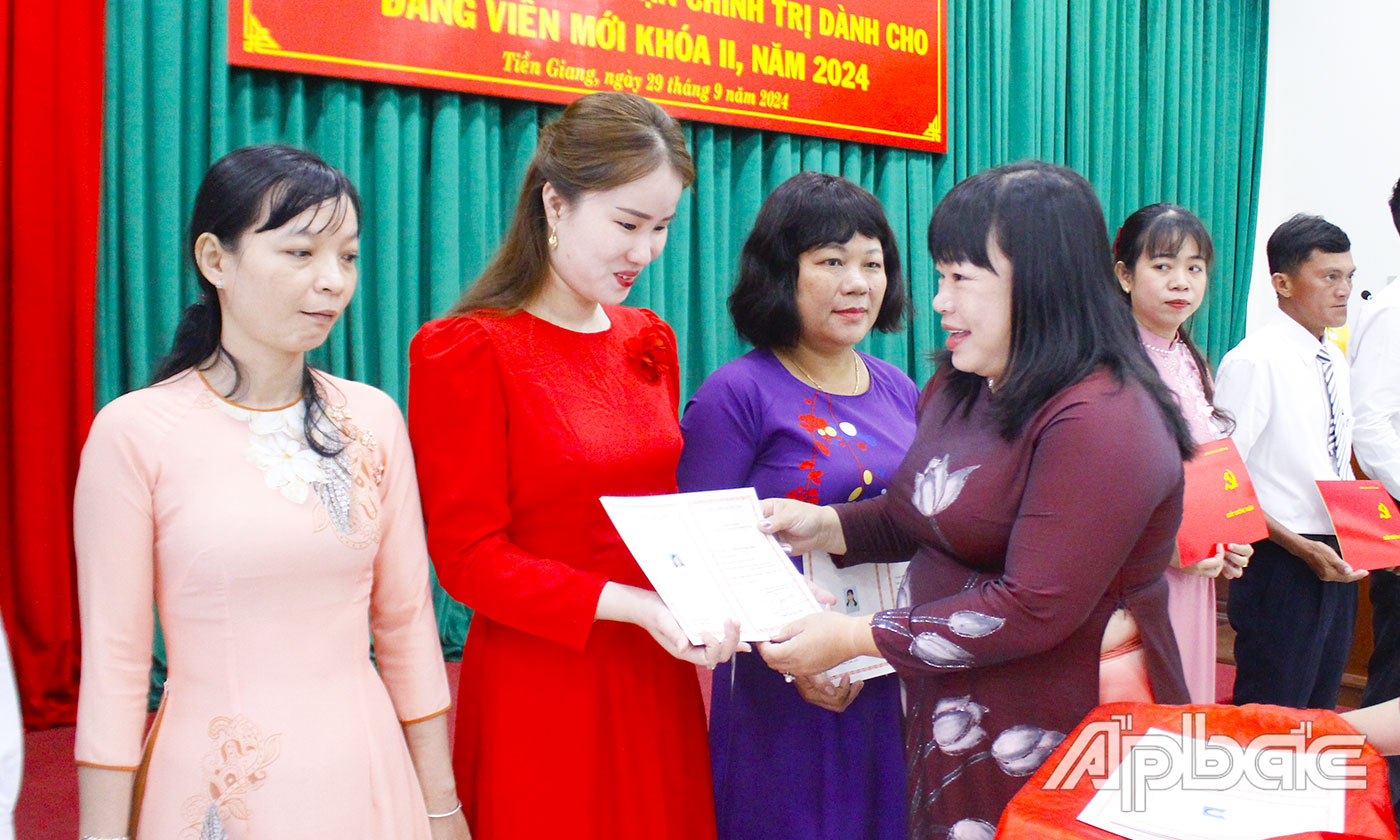 Bí thư Đảng ủy Khối Thái Ngọc Bảo Trâm trao Giấy chứng nhận cho các học viên.