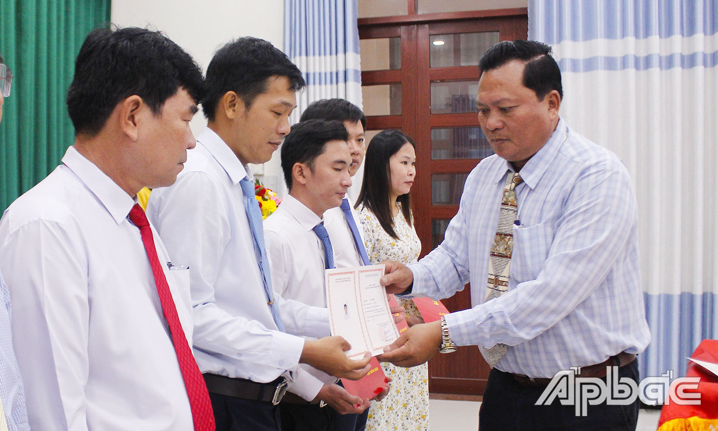 Trưởng Ban Tuyên giáo Đảng ủy Khối Võ Văn Dũng trao Giấy chứng nhận cho các học viên.