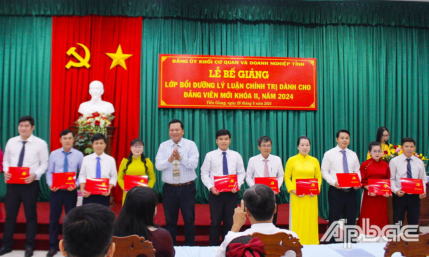 Các học viên nhận Giấy chứng nhận hoàn thành khóa học,