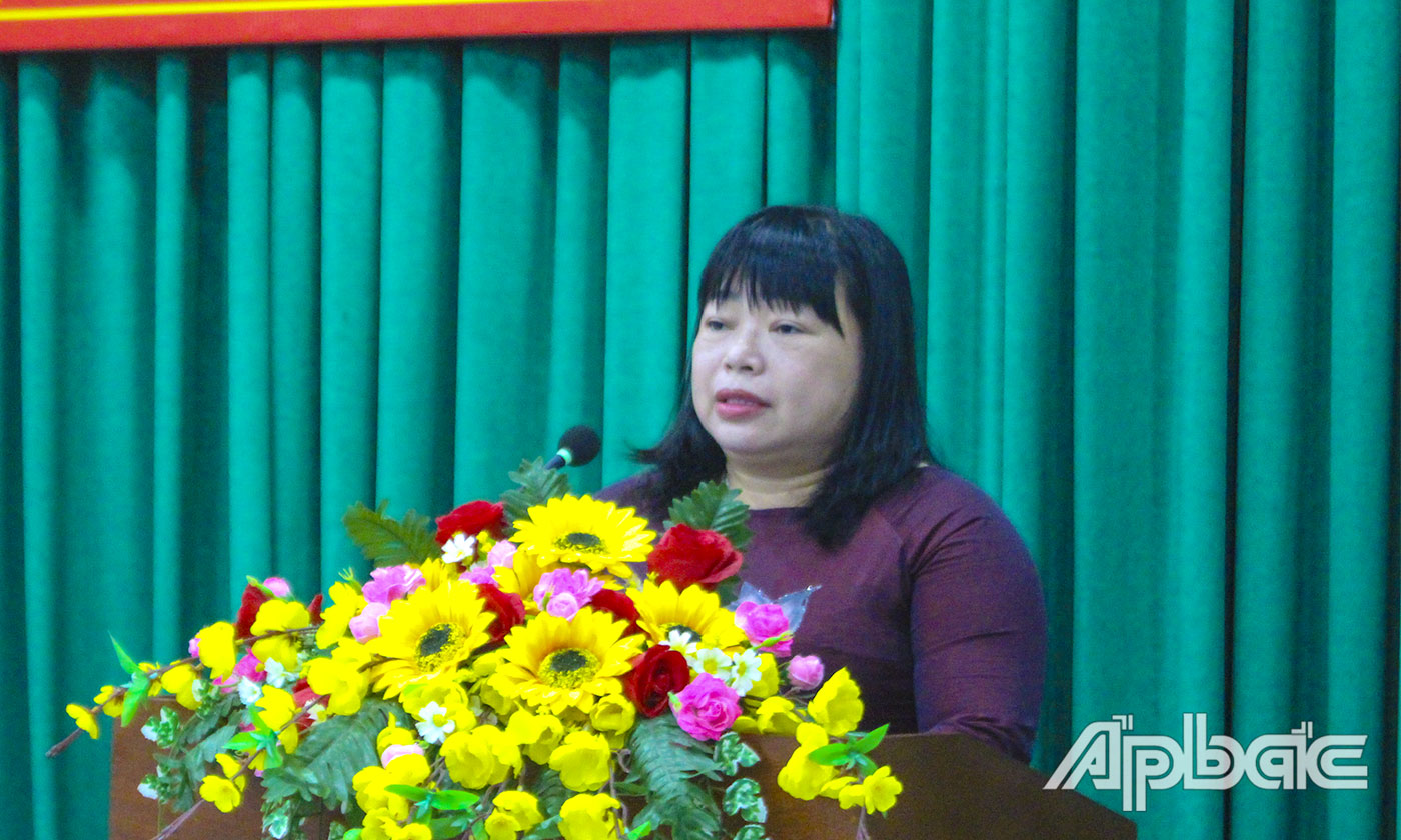 Bí thư Đảng ủy Khối Thái Ngọc Bảo Trâm phát biểu tại buổi lễ.