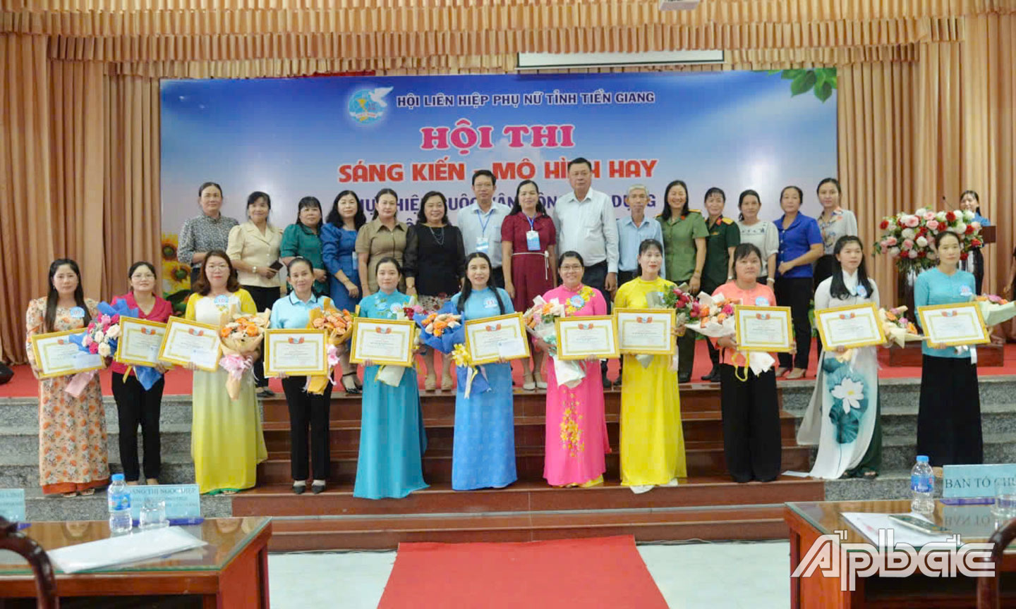 Hội LHPN tỉnh Tiền Giang tổ chức Hội thi Sáng kiến, mô hình hay thực hiện cuộc vận động “Xây dựng gia đình 5 không,  3 sạch và 5 có, 3 sạch” và xây dựng NTM tại TP. Mỹ Tho và xã Tân Phong, huyện Cai Lậy.