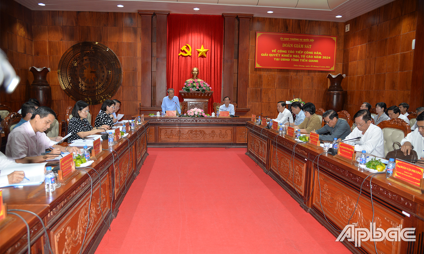 Quang cảnh buổi làm việc