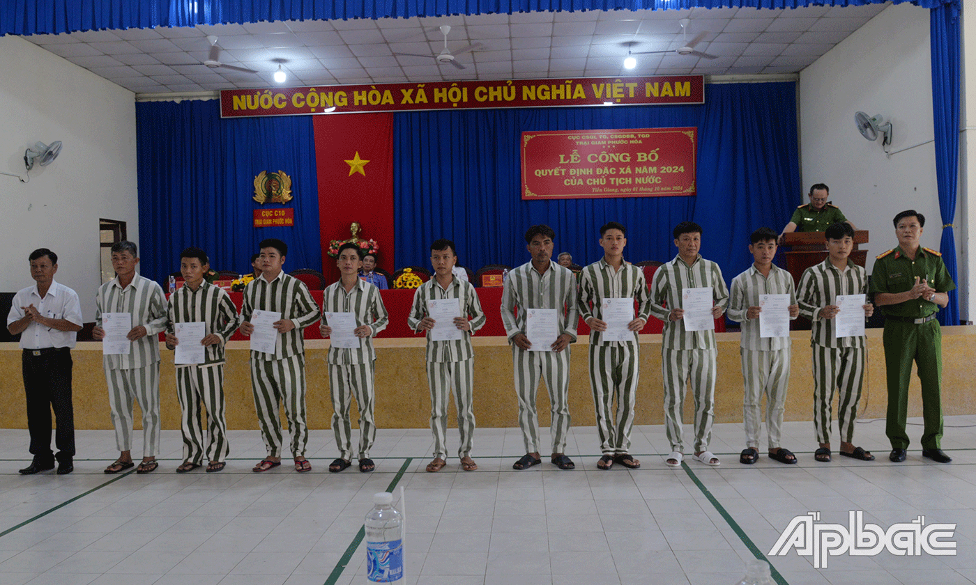 Trao chứng nhận đặc xá cho các phạm nhân.