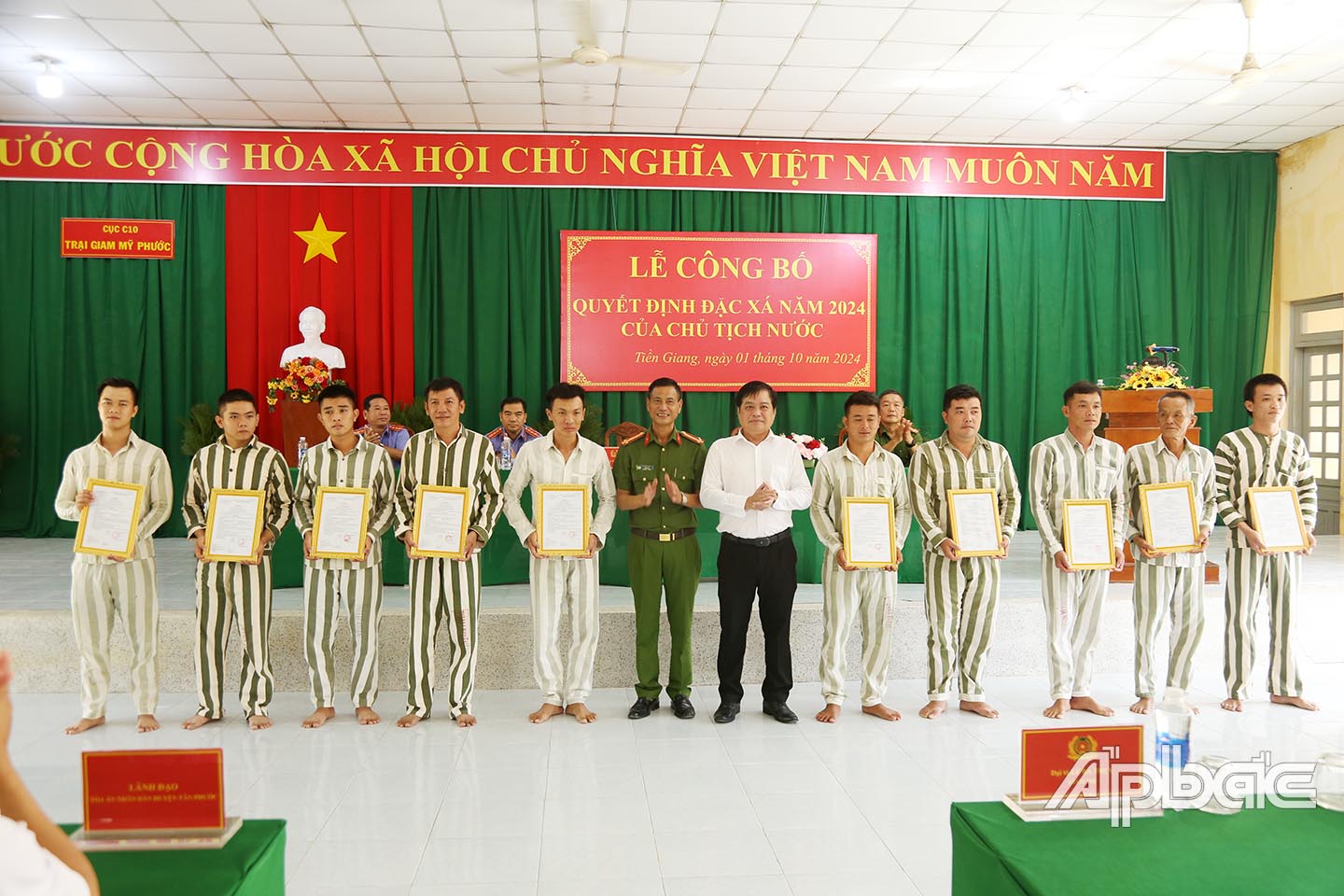 Trao Giấy chứng nhận đặc xá cho các phạm nhân được đặc xá theo Quyết định của Chủ tịch nước về đặc xá năm 2022.