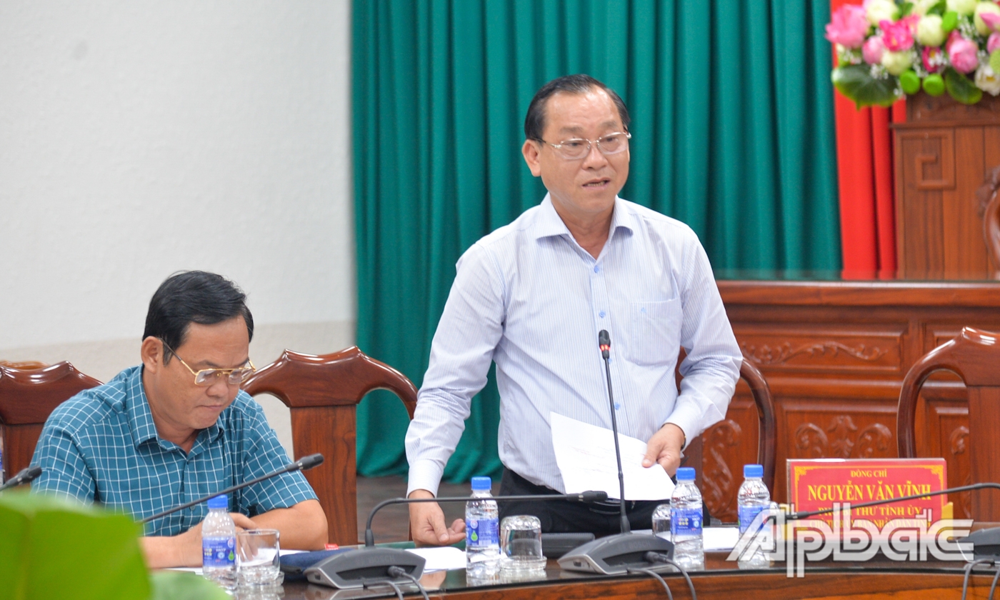 Đồng chí Nguyễn Văn Vĩnh, Phó Bí thư Tỉnh ủy, Chủ tịch UBND tỉnh, Phó Trưởng Tiểu ban Văn kiện phát biểu ý kiến.