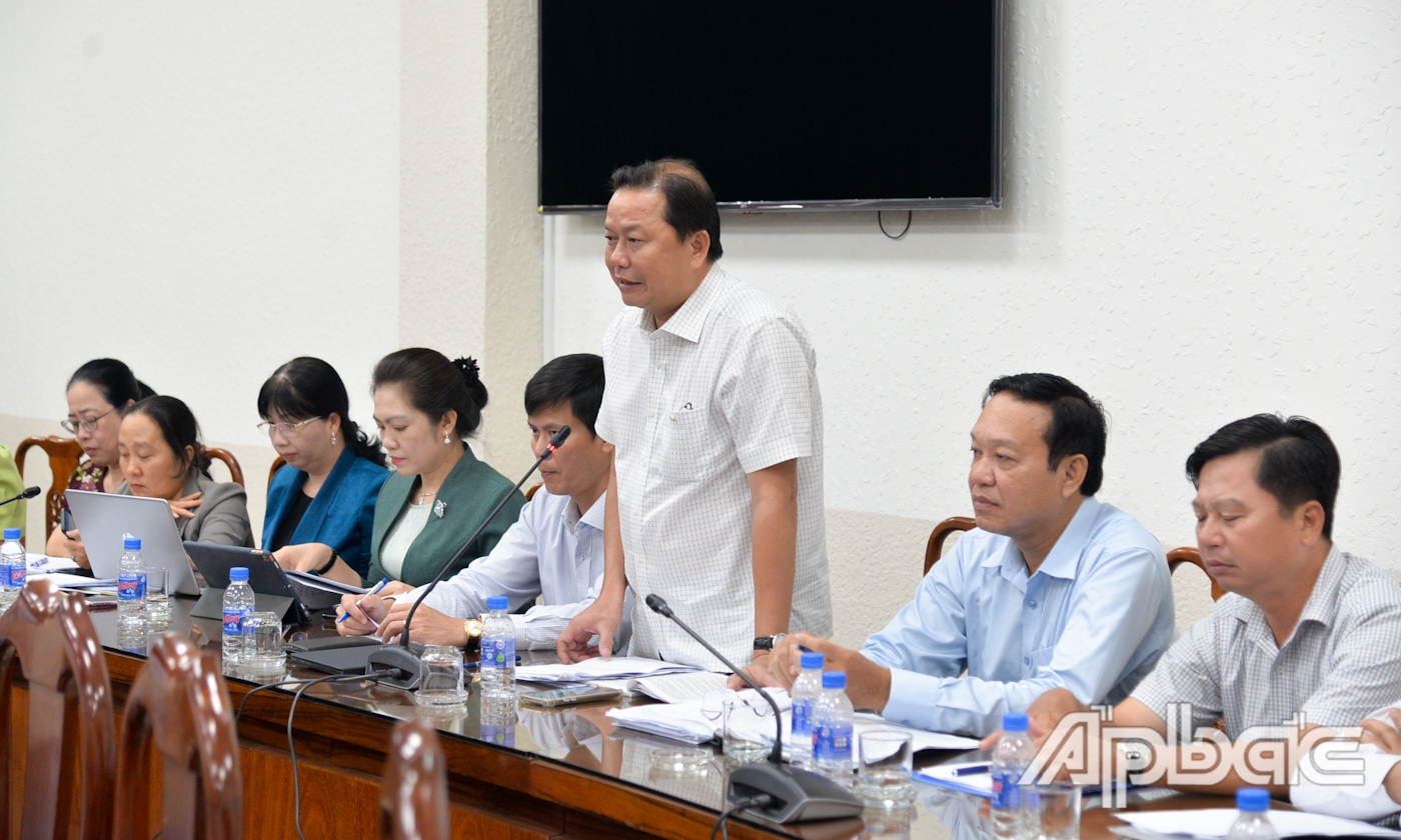 Đại biểu phát biểu ý kiến.