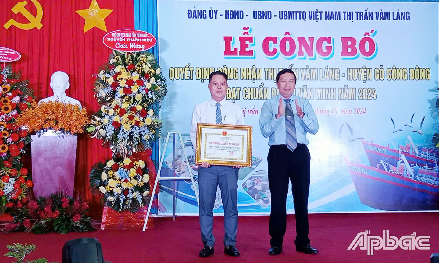 Đồng chí Lê Văn Sơn, Chủ tịch UBND huyện Gò Công Đông trao Bằng công nhận thị trấn Vàm Láng đạt chuẩn đô thị văn minh.