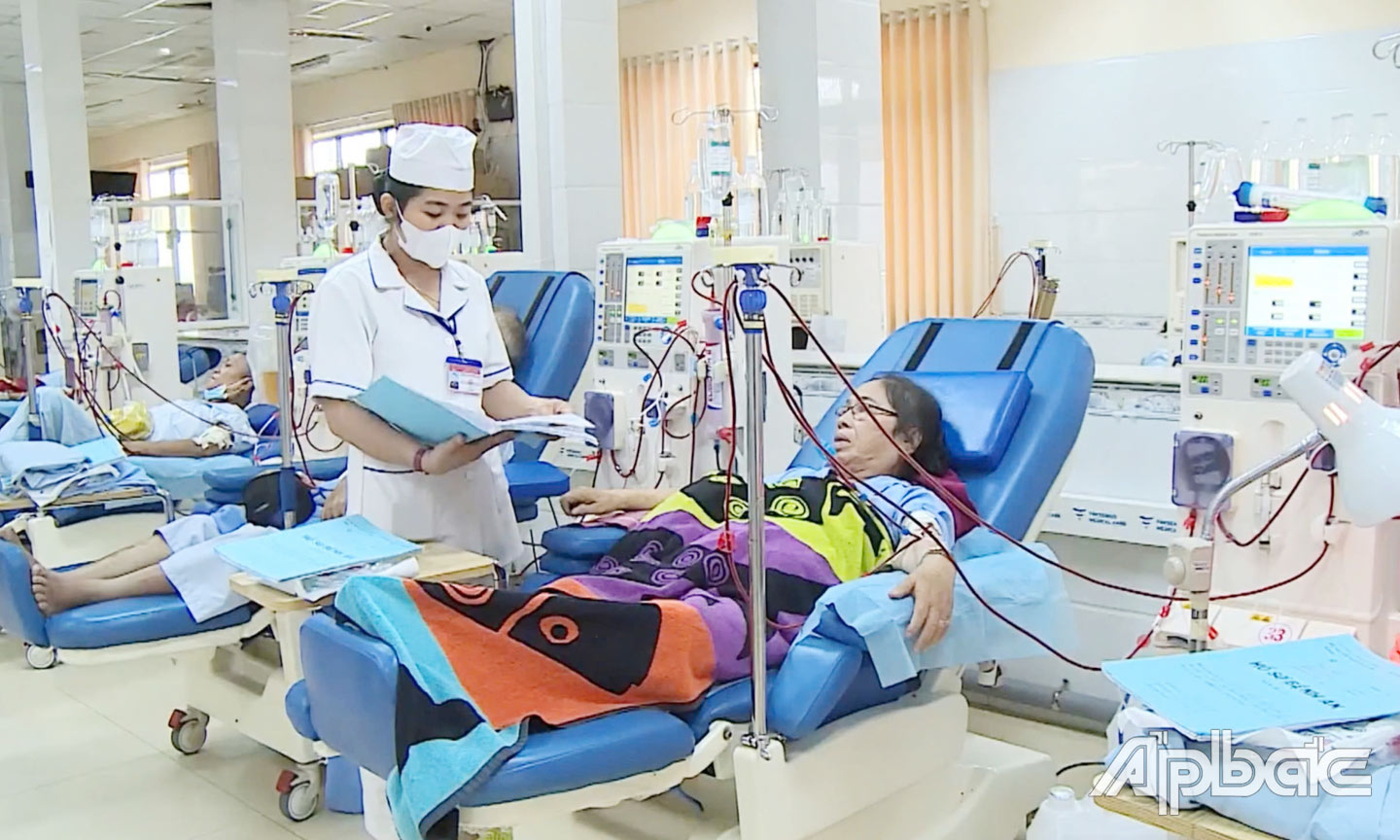 Nhân viên y tế chăm sóc người bệnh tại Bệnh viện Quân y 120.