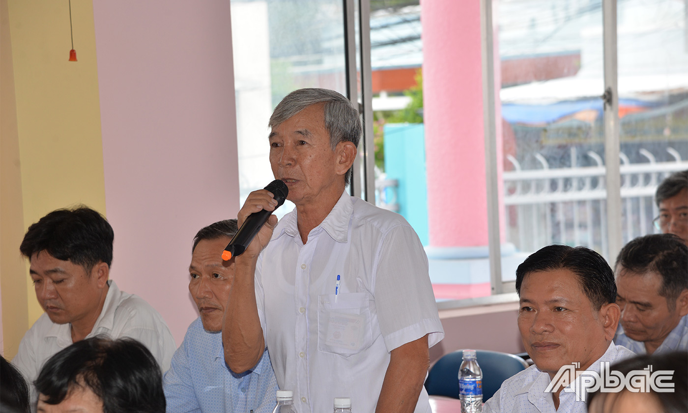 Cử tri huyện Châu Thành phát biểu ý kiến tại buổi tiếp xúc