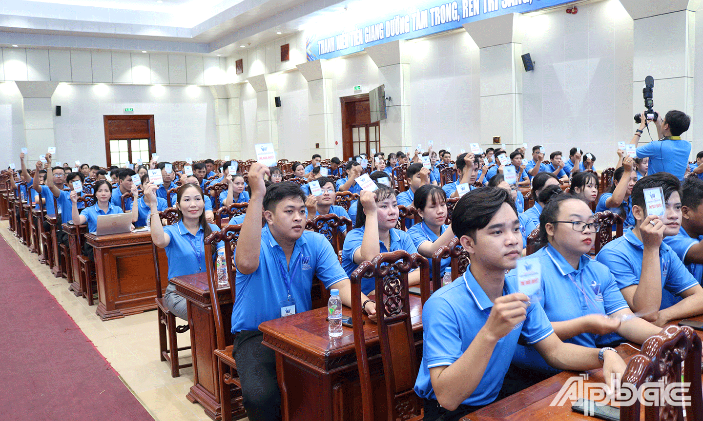 Đại biểu tham gia biểu quyết tại Đại hội