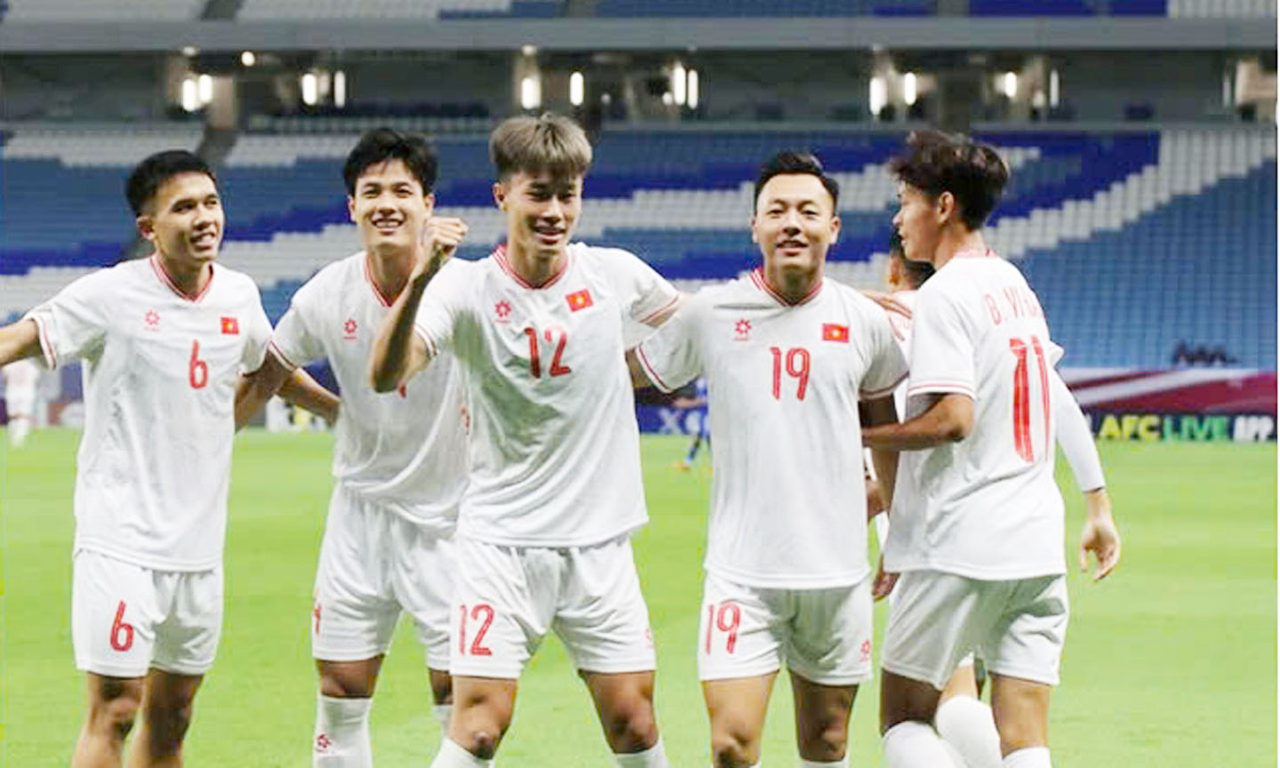 Các cầu thủ Việt Nam sẽ cần phải thi đấu tốt hơn để mang lại niềm vui người hâm mộ. Ảnh: thethaovanhoa.vn