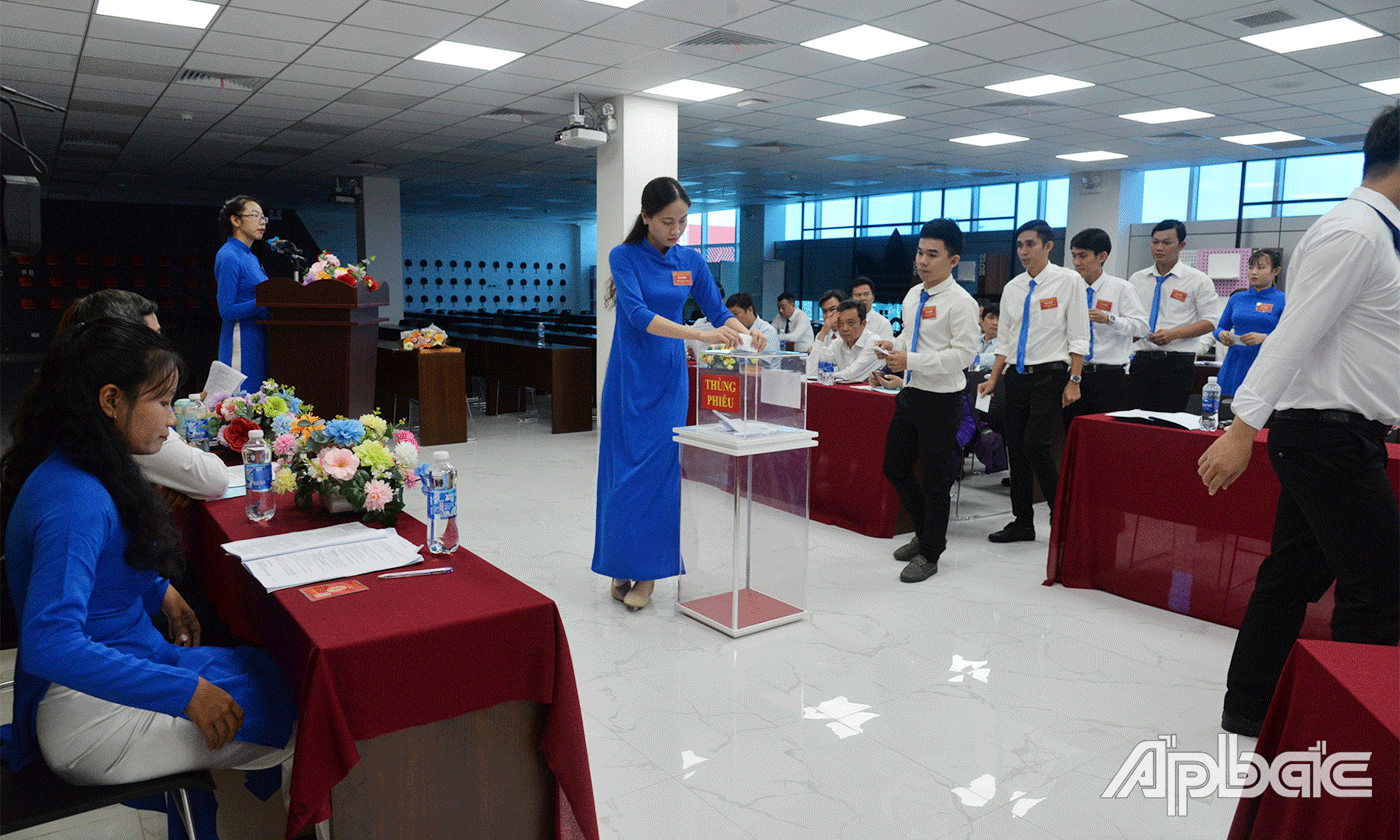 Đại biểu bổ phiếu bầu cấp uỷ, Bí thư, Phó Bí thư chi bộ và đại biểu tham dự Đại hội cấp trên.