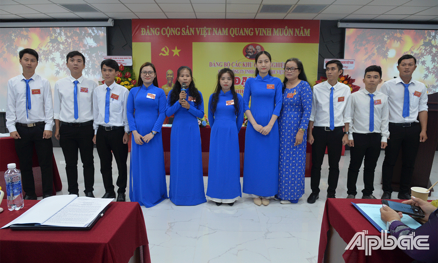 Đại biểu tham dự Đại hội Đảng bộ Các khu công nghiệp tỉnh ra mắt tại Đại hội.