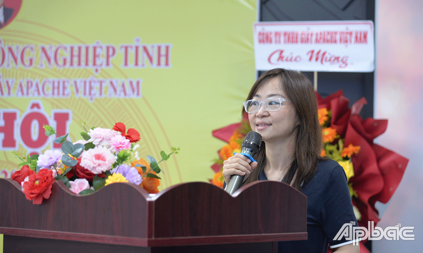 Bà Bettina, Giám đốc Hành chính - Nhân sự Công ty TNHH Giày Apache Việt Nam phát biểu chúc mừng Đại hội.