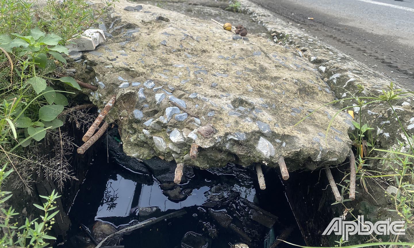 Những thanh sắt ló ra tiềm ẩn nguy cơ mỗi khi người đi đường sụp hố.