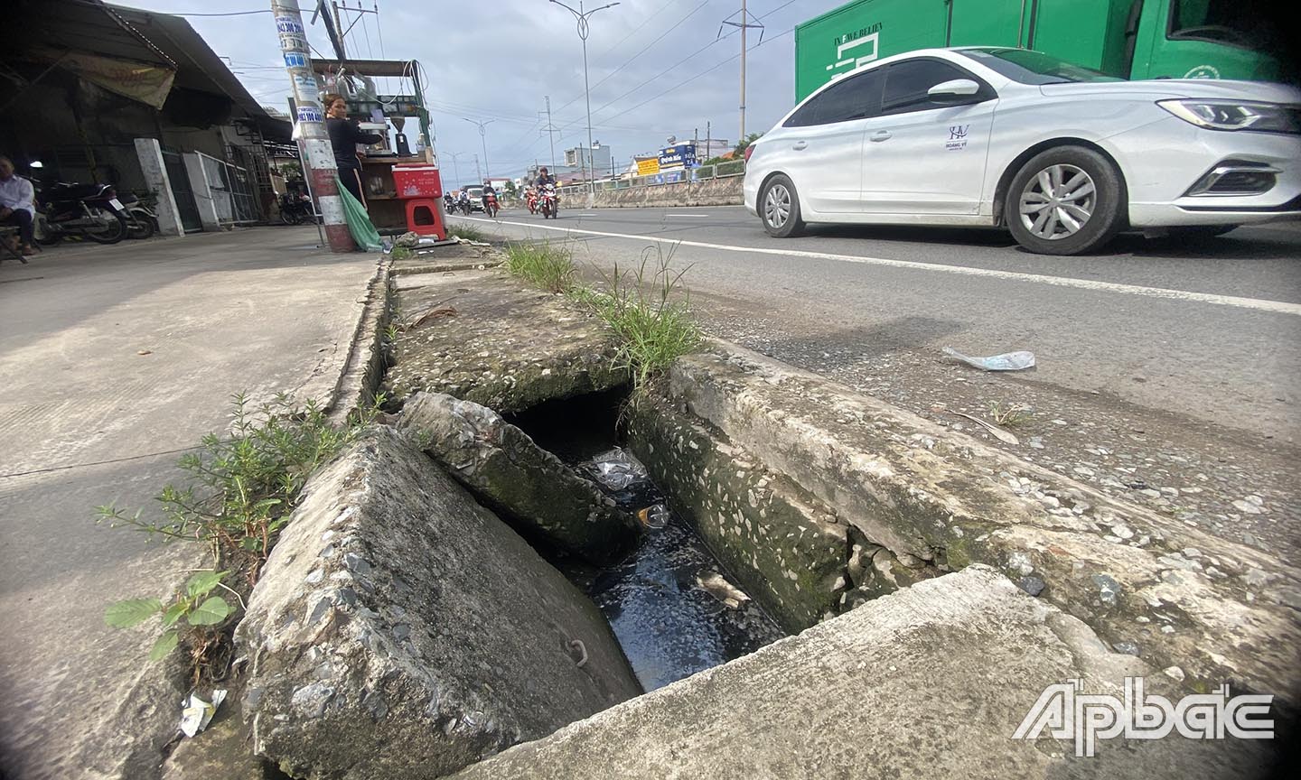 Vỡ toác nghiêm trọng để lộ ra những hố sâu lớn nhìn thấu cống thải.