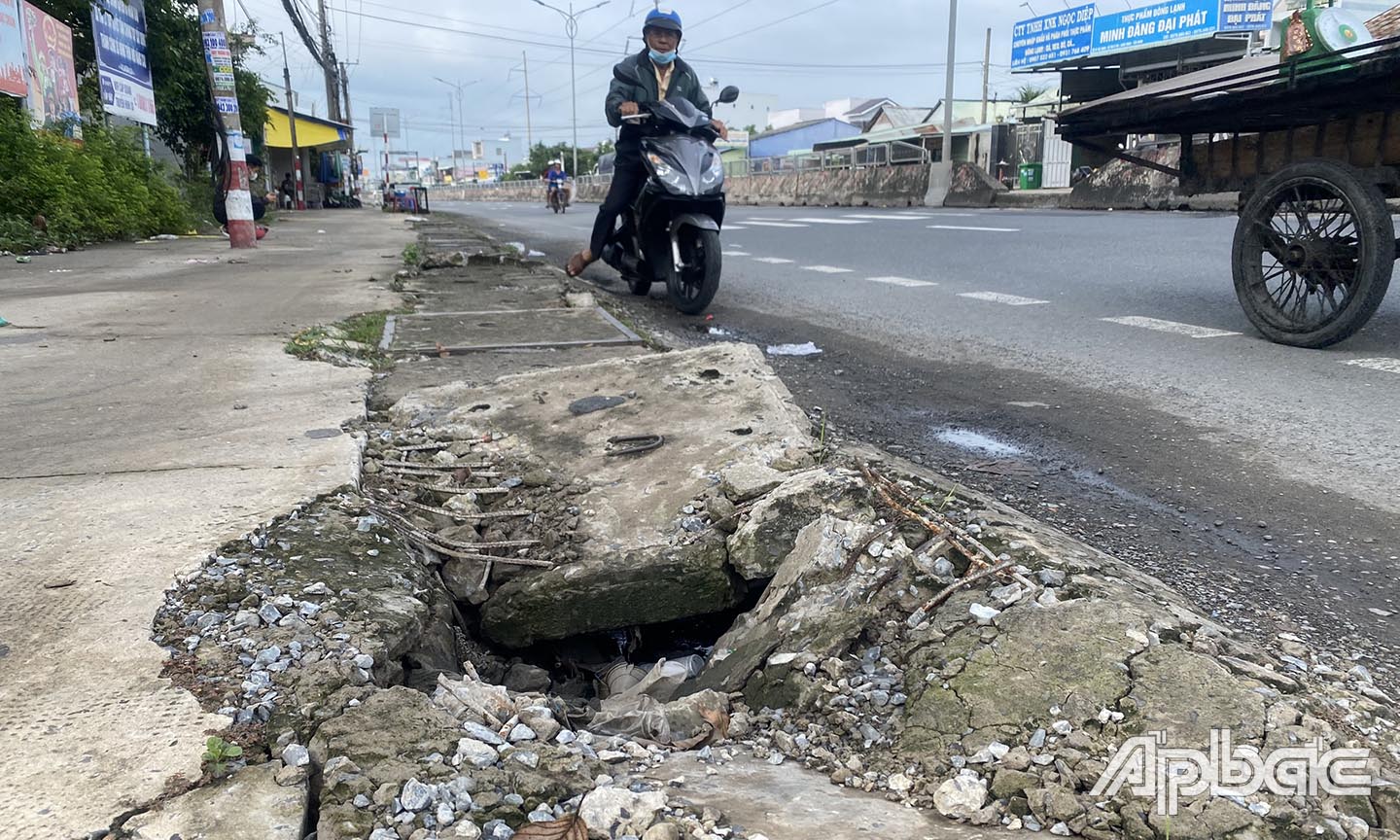 Điểm cống thoát nước bể nằm trước cửa UBND xã Tân Lý Tây.