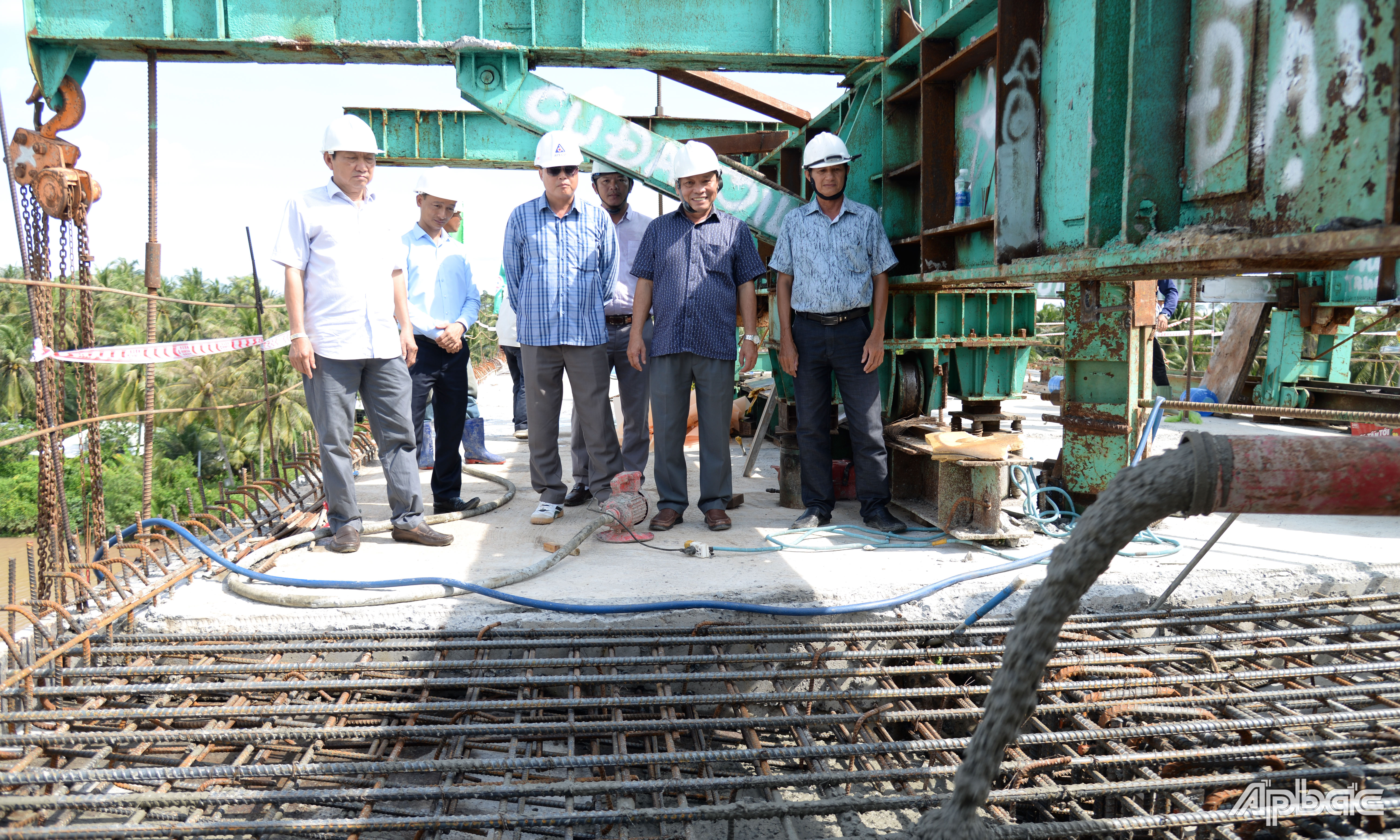 Đổ bê tông hợp long cầu Chợ Gạo.