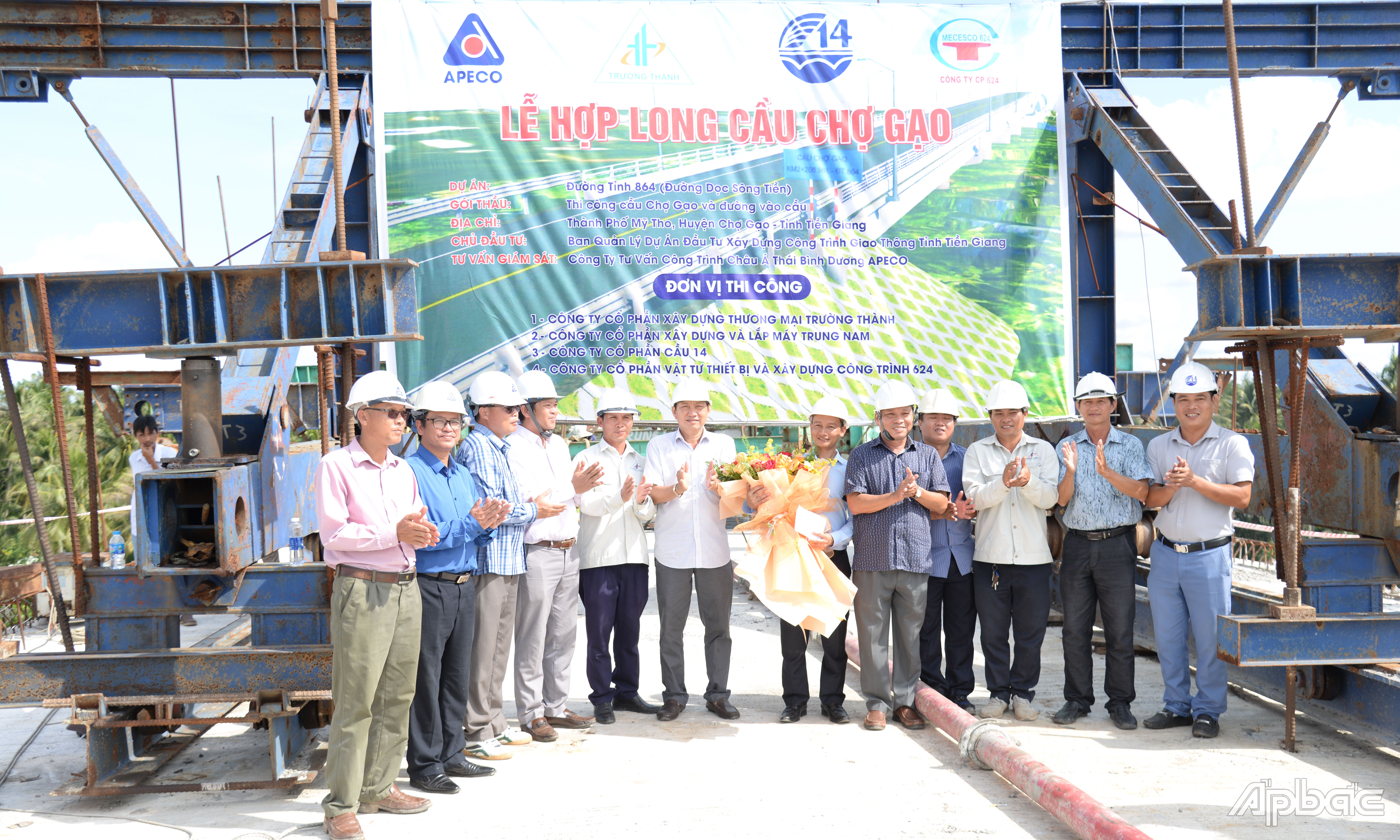 Lãnh đạo Sở Giao thông Vận tải và Ban Quản lý dự án tặng hoa, quà chúc mừng, động viên các nhà thầu.