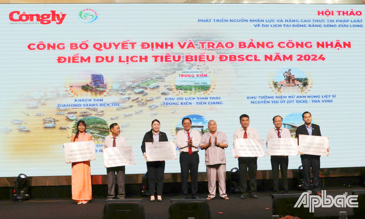 Khu du lịch sinh thái Trung Kiên (từ 3 từ phải sang) nhận Bảng công nhận Điểm du lịch tiêu biểu ĐBSCL năm 2024.
