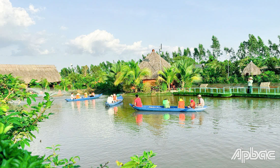 Du khách trải nghiệm các dịch vụ tại Khu du lịch sinh thái Trung Kiên.