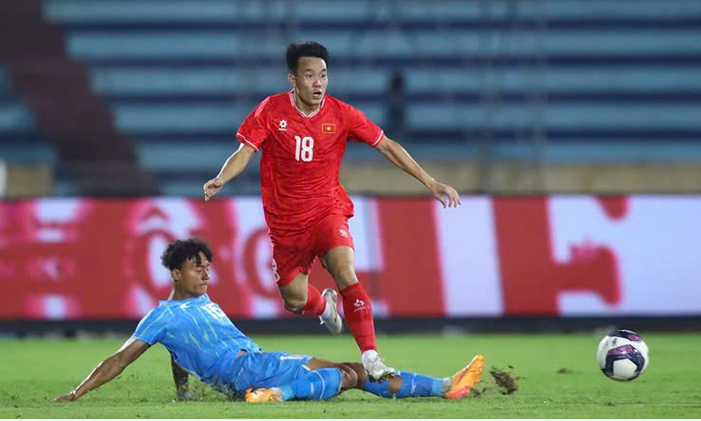Pha tranh bóng giữa cầu thủ Việt Nam và Ấn Ðộ. (Ảnh VFF)