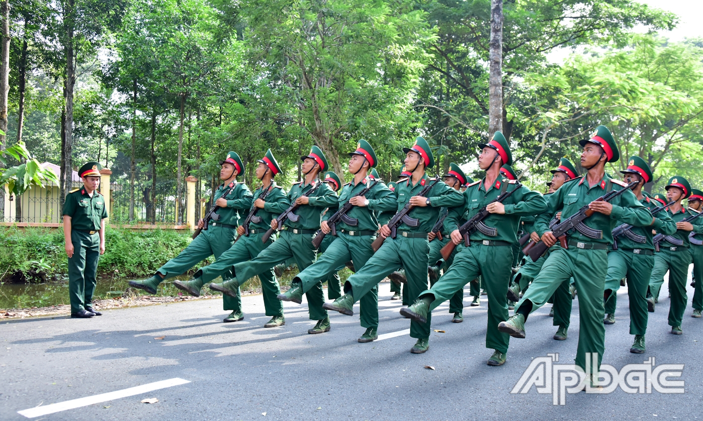 Đội hình các khối luyện tập có súng thể hiện sự uy nghiêm, quyết tâm, tự hào.